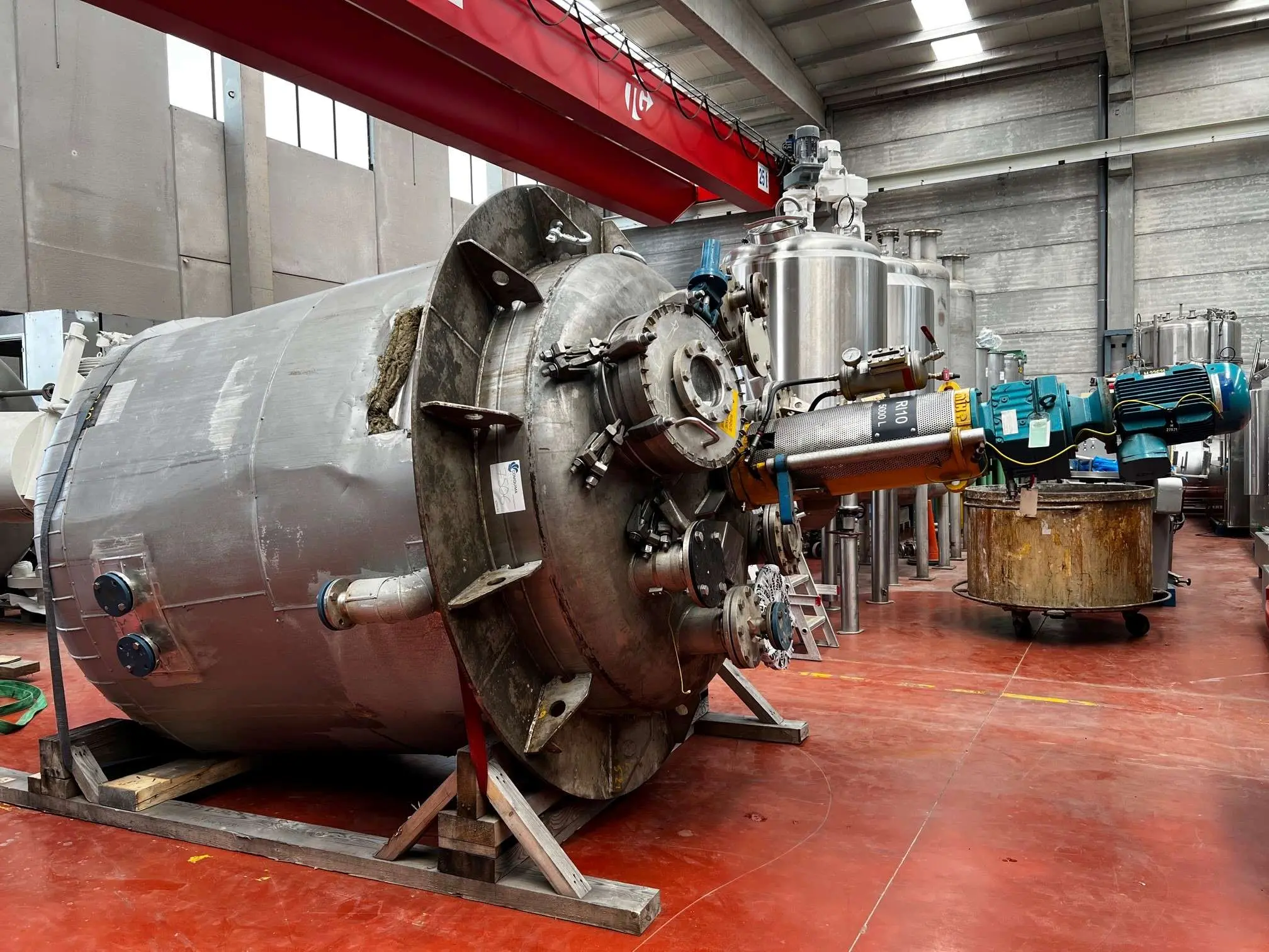 RÉACTEUR EN ACIER INOXYDABLE 316L DE 6 000 LITRES AVEC DEMI-TUBE, CALORIFUGE ET AGITATION D'OCCASION