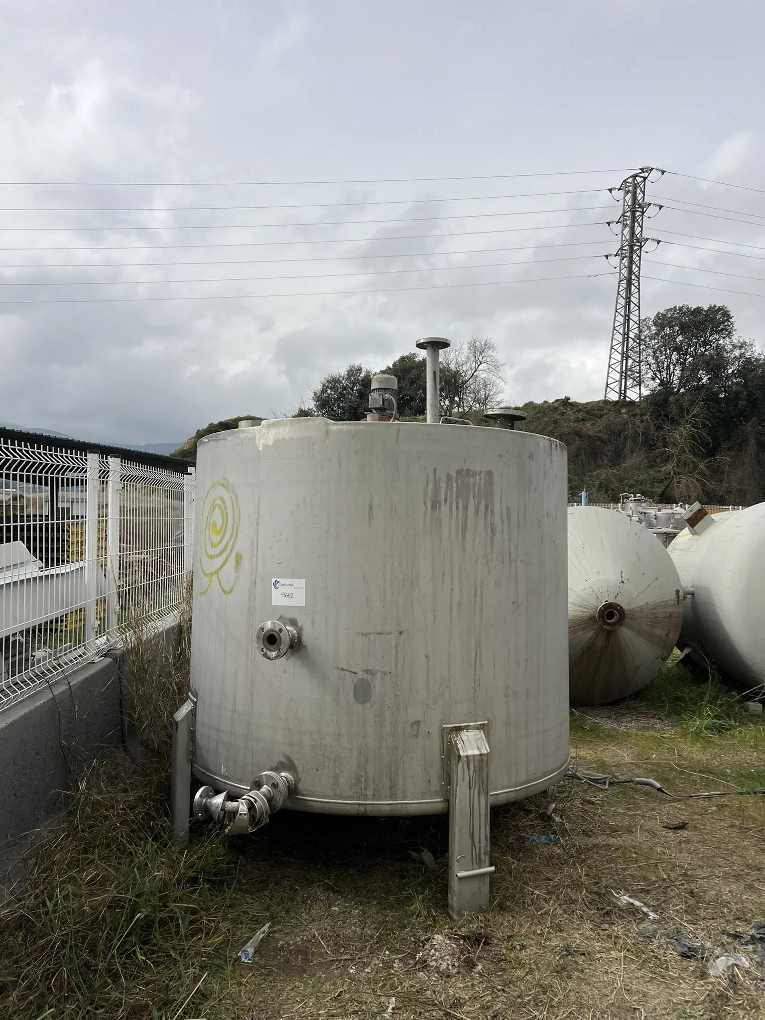 RÉSERVOIR EN ACIER INOXYDABLE 316 4200 LITRES AVEC AGITATION ET SERPENTIN INTERNE