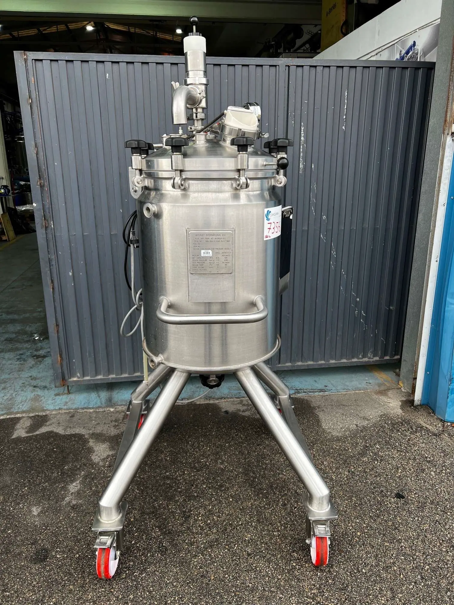 INTERVET INTERNATIONAL RÉACTEUR EN ACIER INOXYDABLE 150 LITRES AVEC AGITATION ET VESTE D'OCCASION