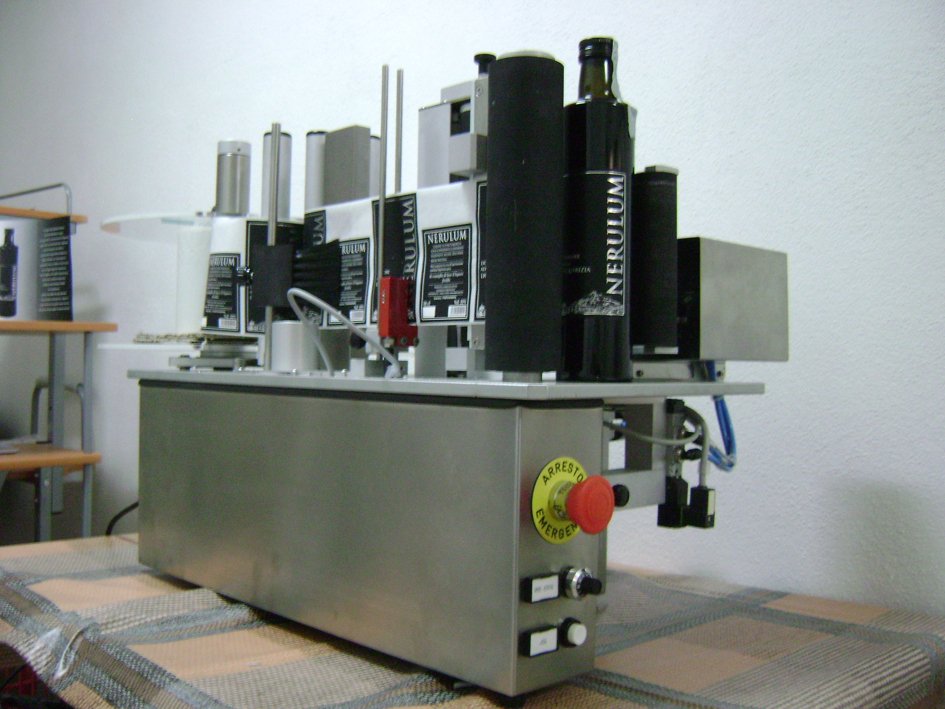 Machine pour la production de vin, bière ou alcool LABEL ENGINEERING APPLY LABEL PARTY