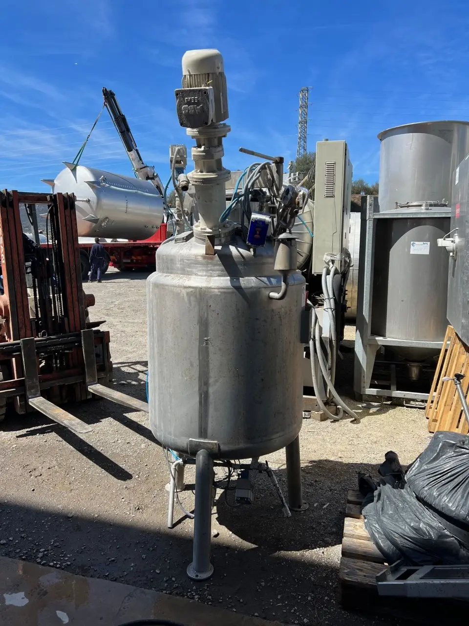 RÉACTEUR INOX BACHILLER 300 LITRES AVEC AGITATION ET VESTE D'OCCASION