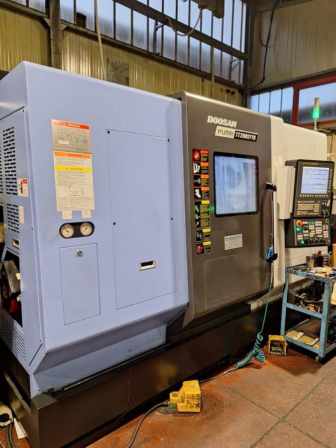 Tour CNC avec ravitailleur de barres DOOSAN PUMA TT2100 SYYB d'occasion