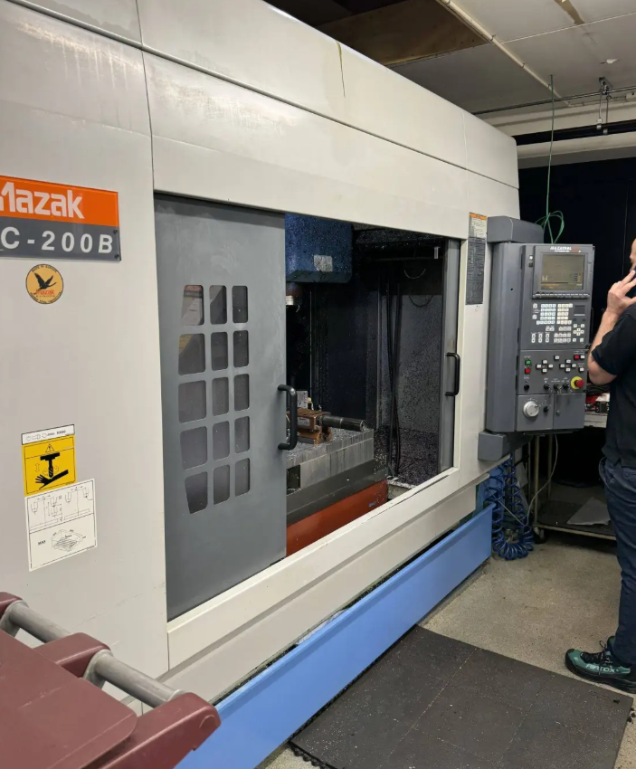 Centre d'usinage à montant mobile Mazak VTC 200 B d'occasion
