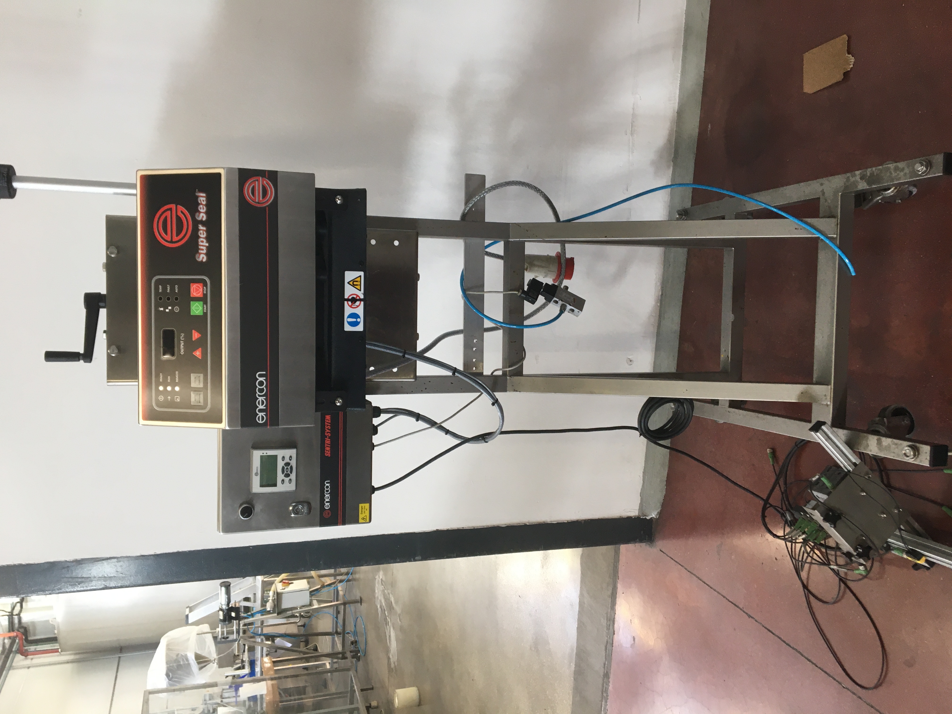 Scelleuse de bouchons à induction ENERCON LM5022-265 HF d'occasion