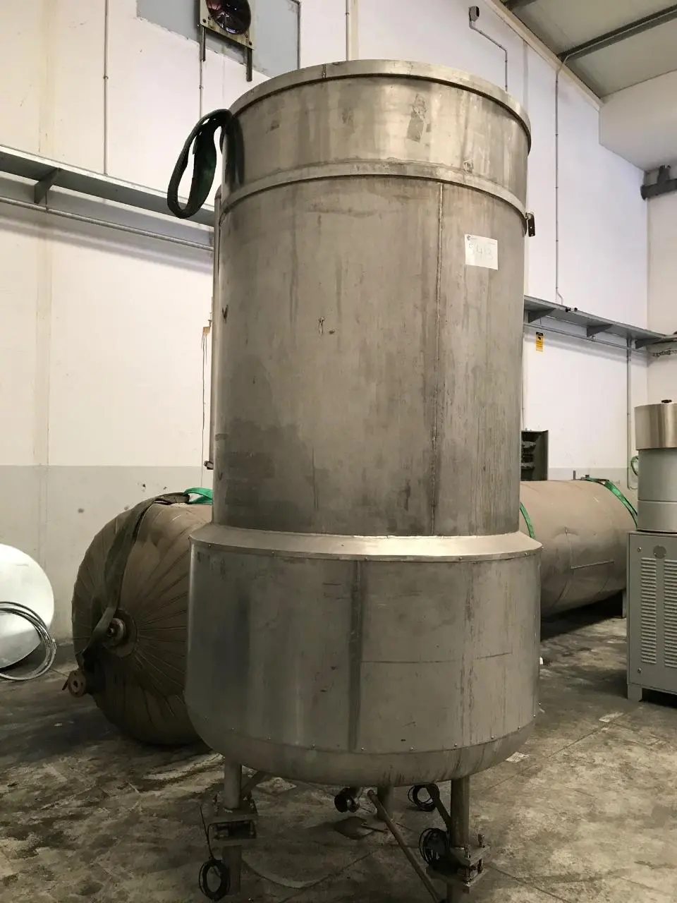 CUVE EN INOX 2 000 LITRES AVEC DEMI-CANNE D'OCCASION