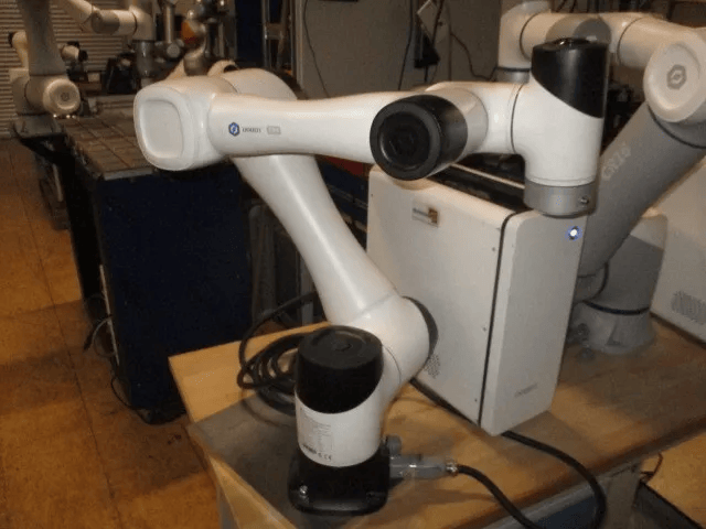 Cobot robot collaboratif Dobot CR5 - robot de démonstration avec Chromebook