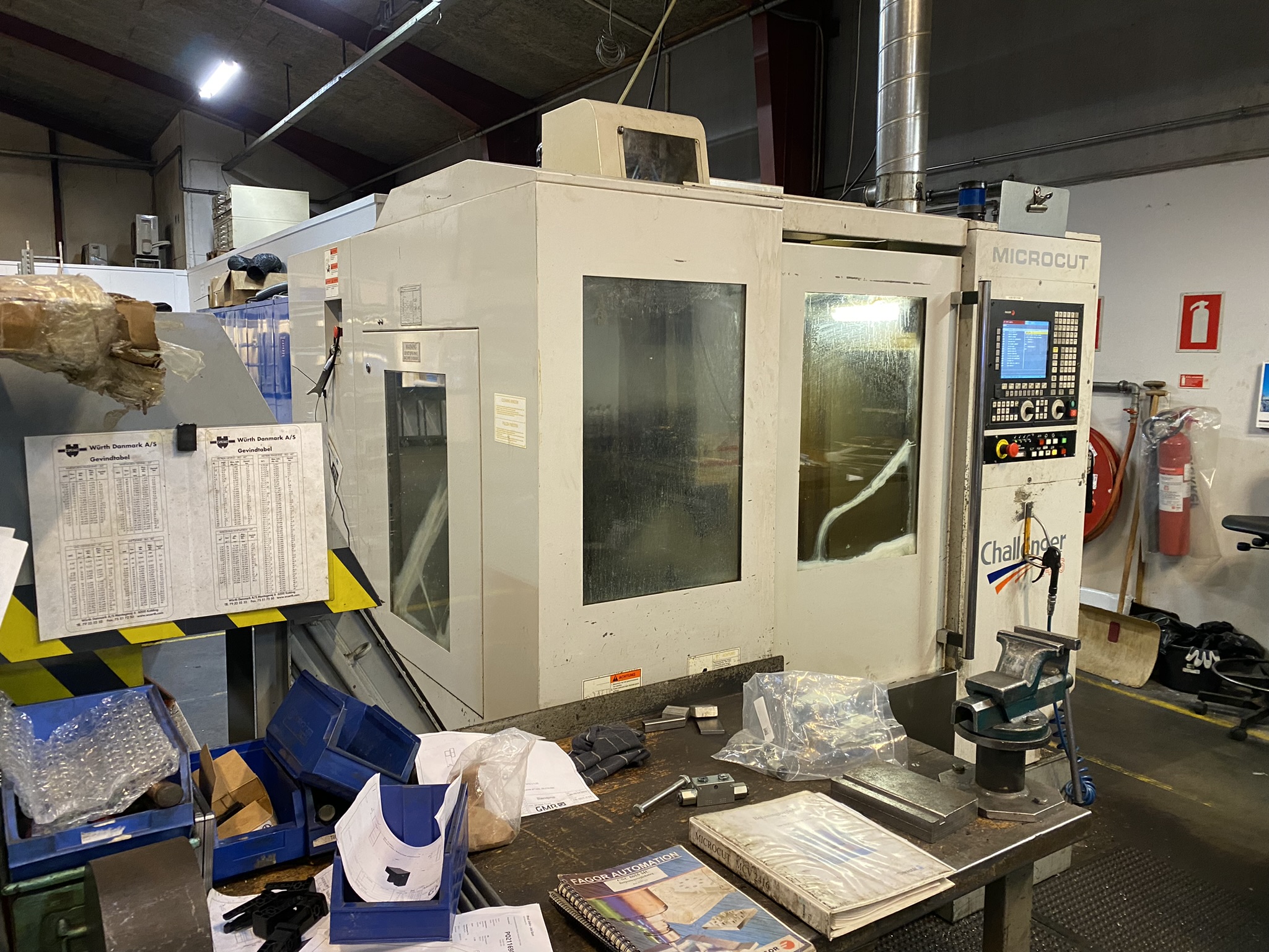Centre d'usinage vertical MICROCUT MCV 2416 d'occasion