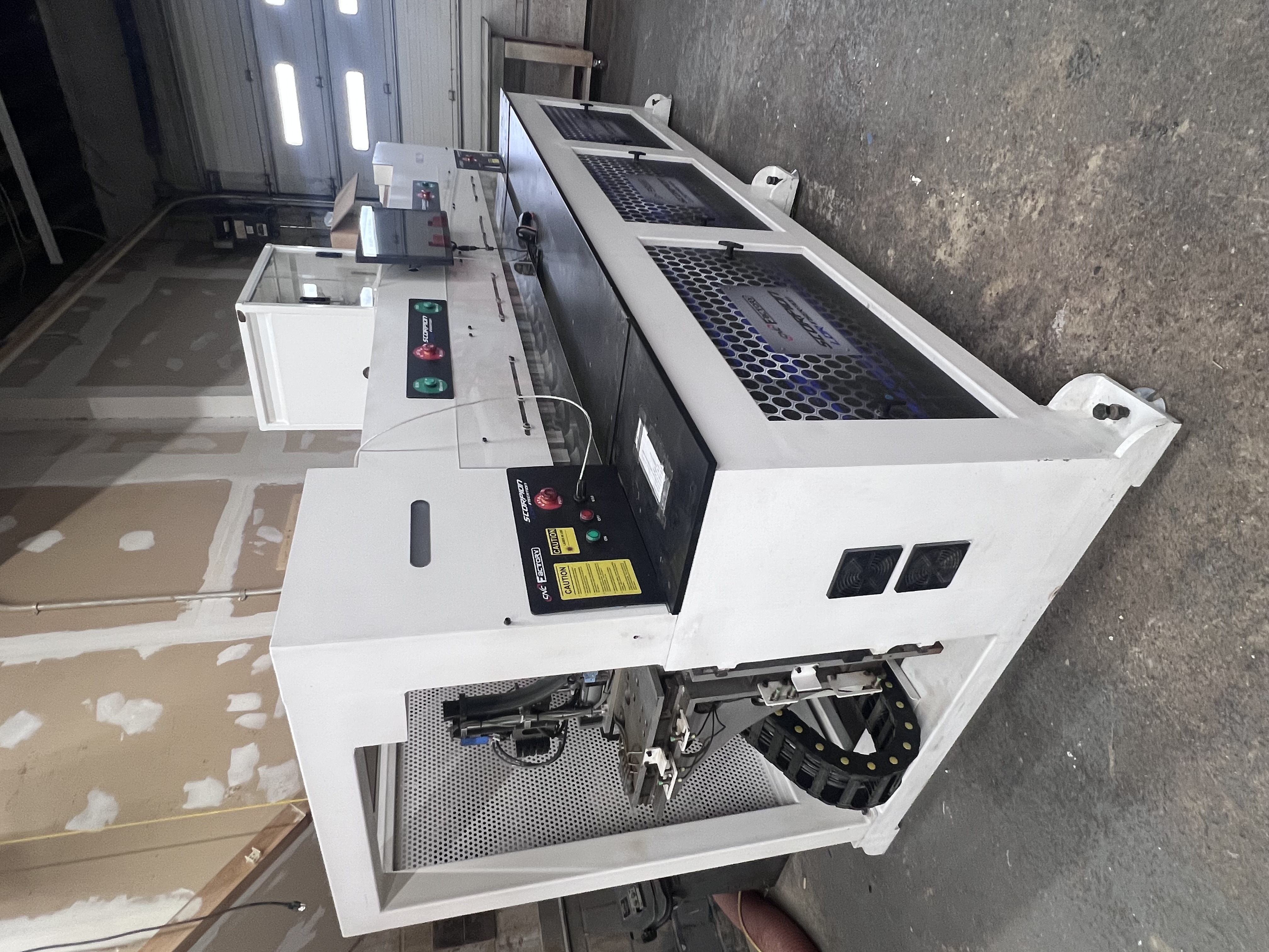 Centre d'insertion robotisé à 4 stations CNC Factory Scorpion LDR-4