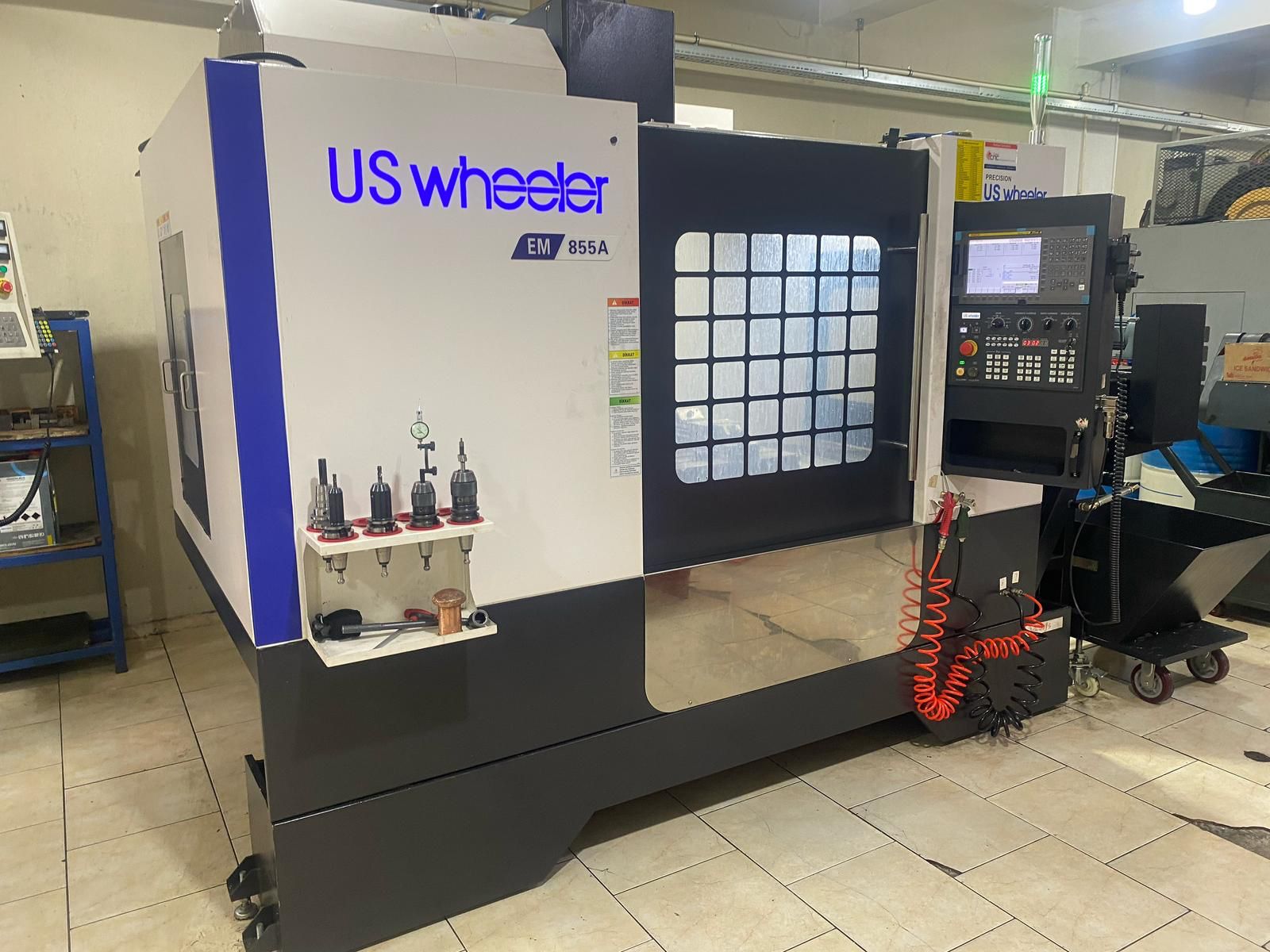 Centre d'usinage vertical CNC US Wheeler EM 855A Faible nombre d'heures