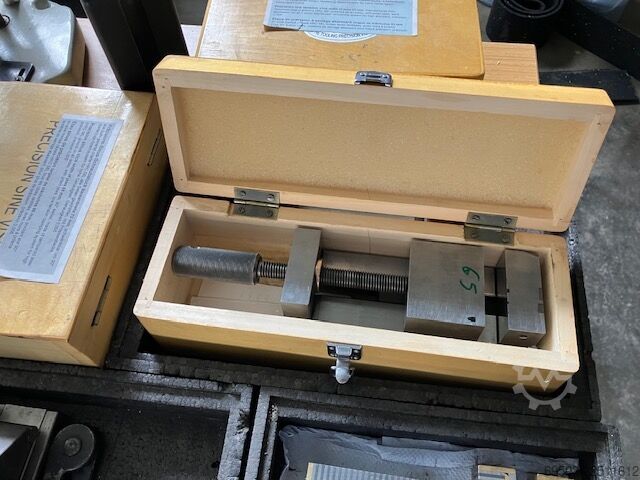 Surface grinding machine