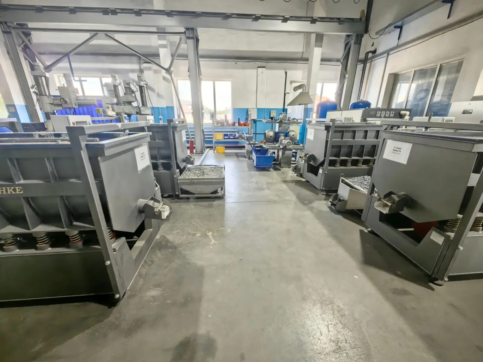Machine de manutention ООО "КОМПАНИЯ СТАНКЕ" Лотковая виброустановка SCVL-550; Система очистки СОЖ SCCW-03 Hot deal