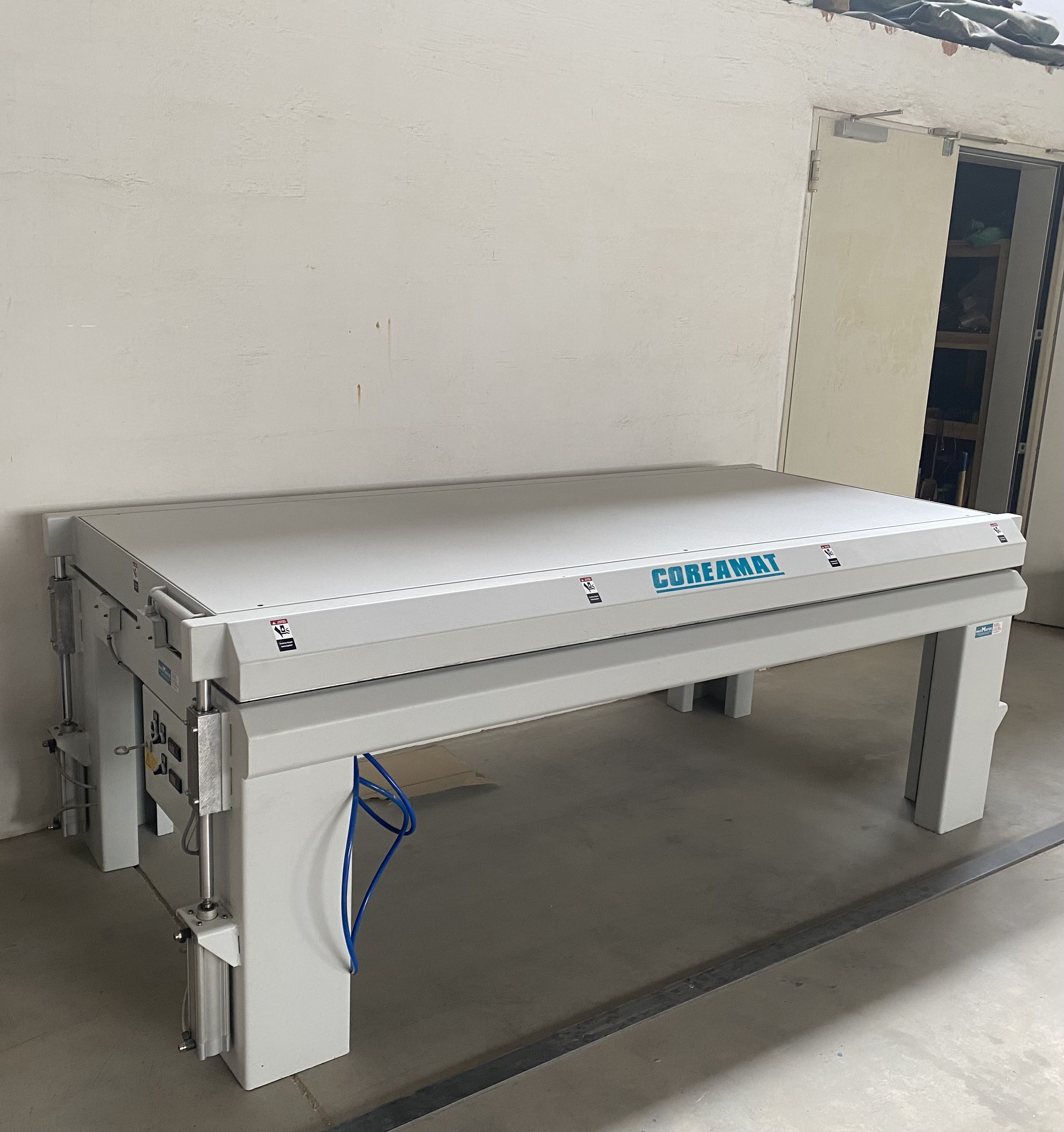 Table de chauffage et de traitement industrielle haut de gamme COREAMAT - Pour la fabrication de Corian® / surfaces solides / composites minéraux