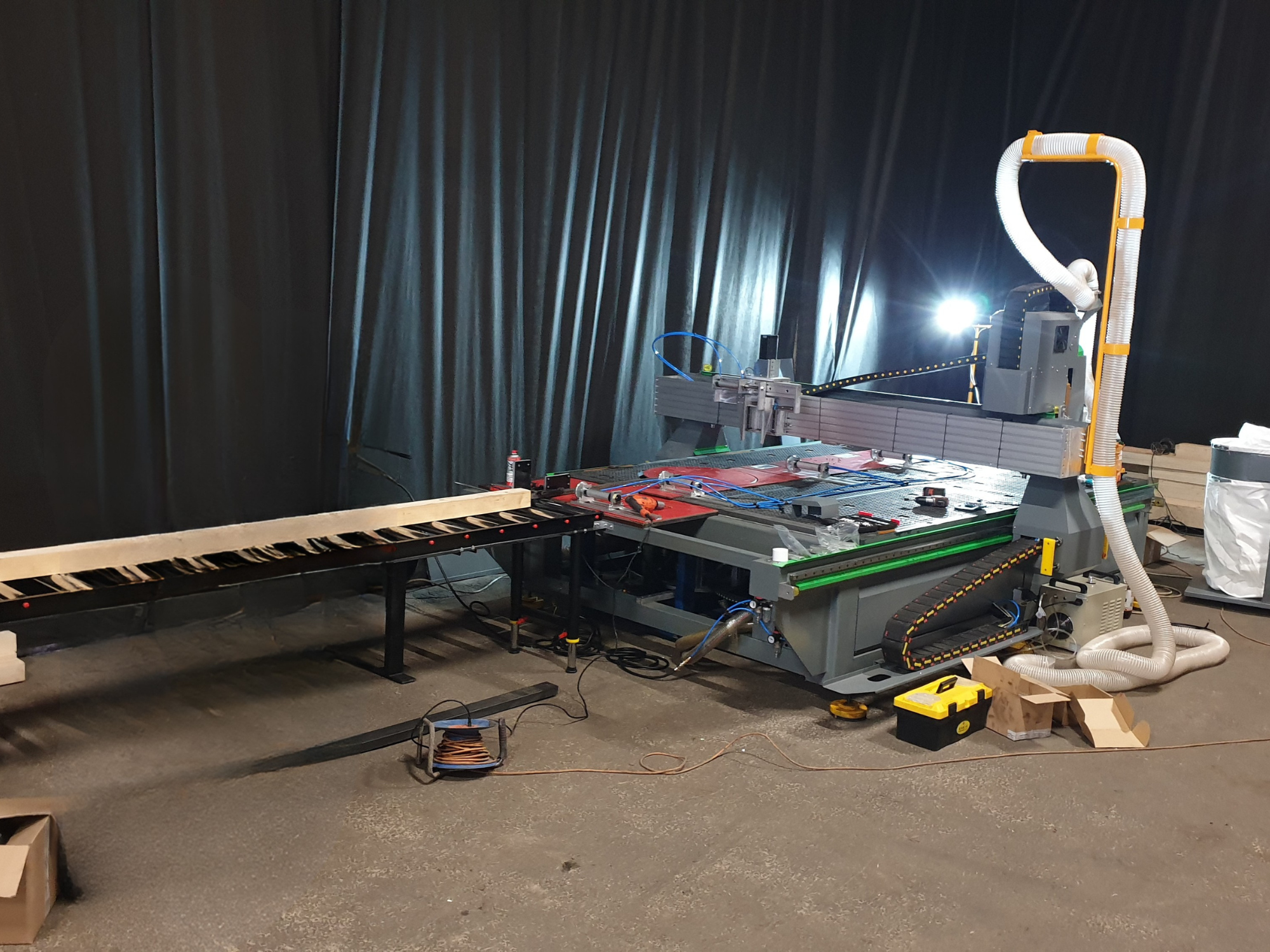 Centre d'usinage et de sciage CNC 3 axes pour le bois KOMPAS F 2030 Industry Faible nombre d'heures
