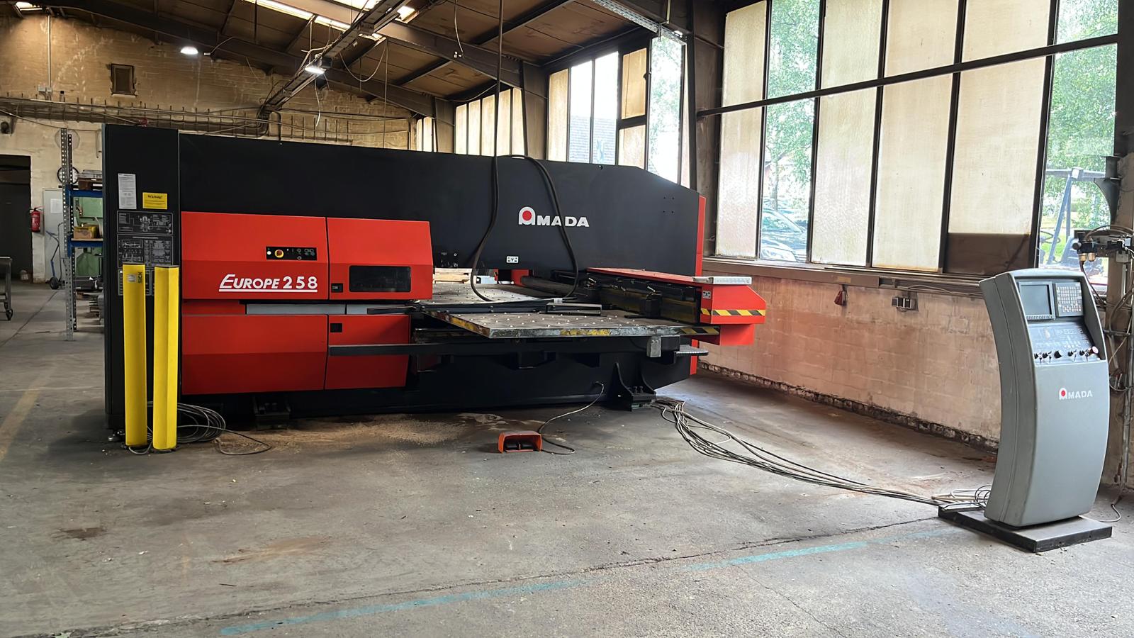 Poinçonneuse à cnc Amada Europe 258