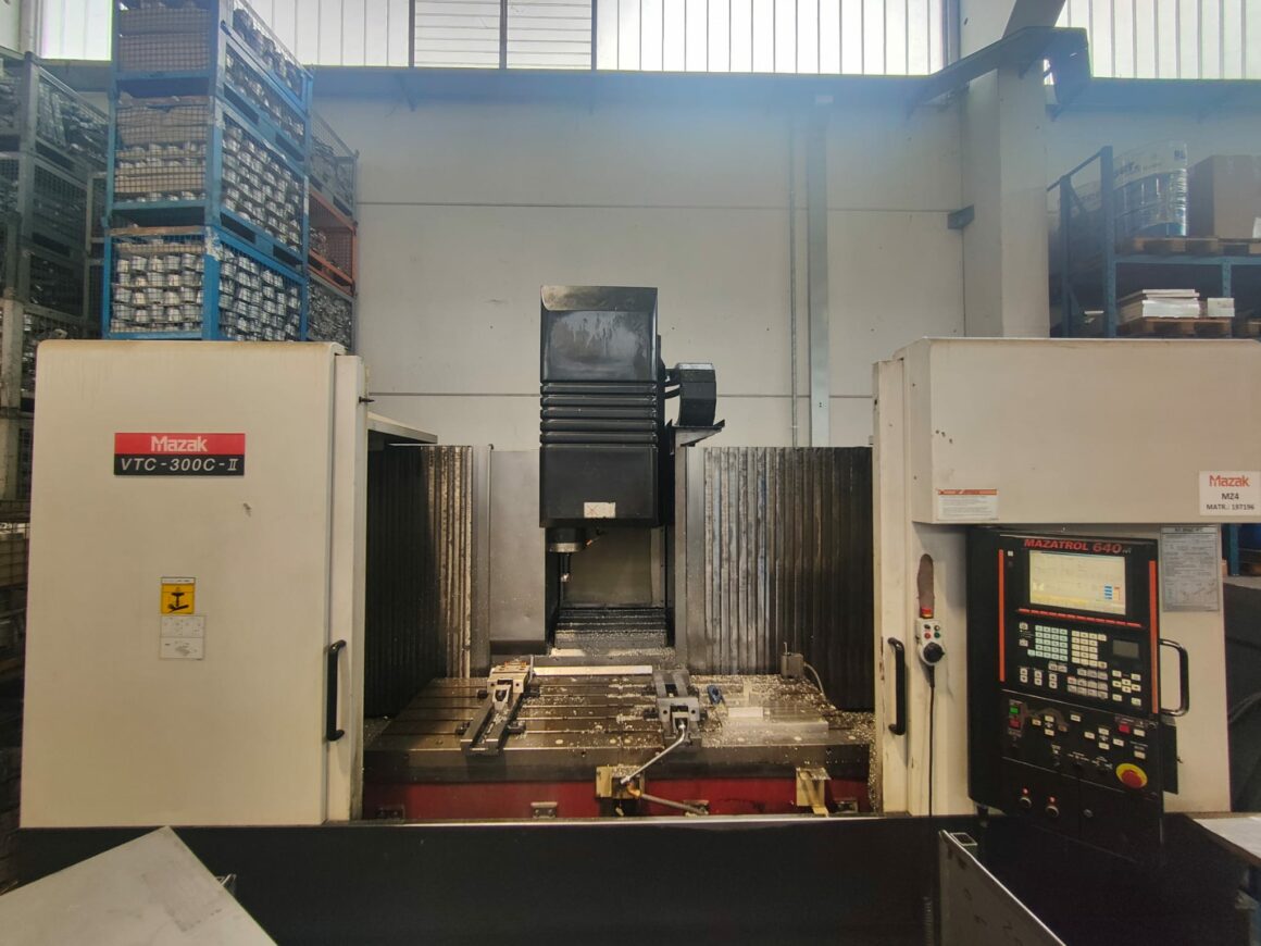 Centre d'usinage vertical Mazak VTC 300C II d'occasion