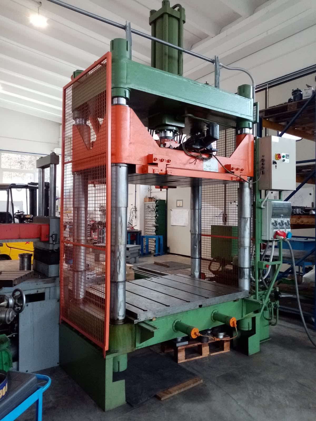 Presse à estamper TCS 40 Ton - 1500 mm x 1400 mm