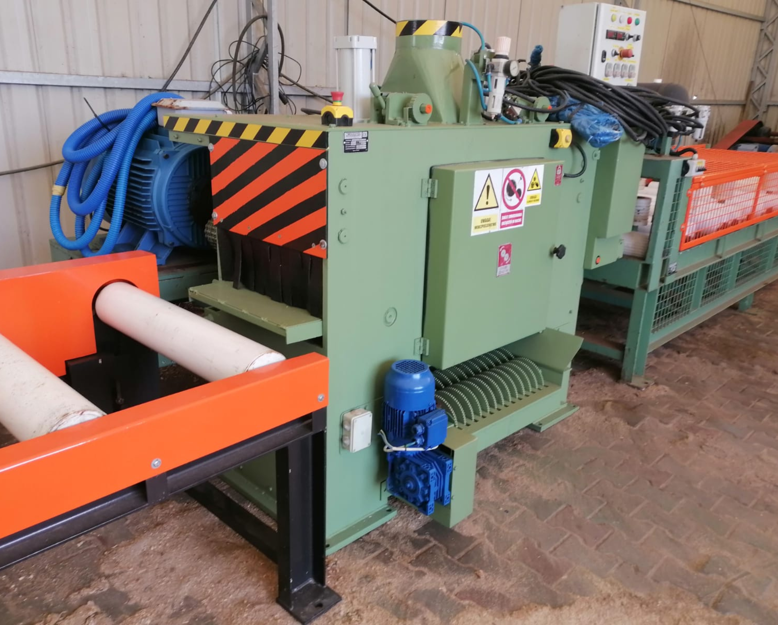 Machine de traitement de l’écorce et des grumes WALTER WP 165 WP 165 | 2 wrzeciona | 90 kW + 75 kW | Stół podawczy | KALISZ