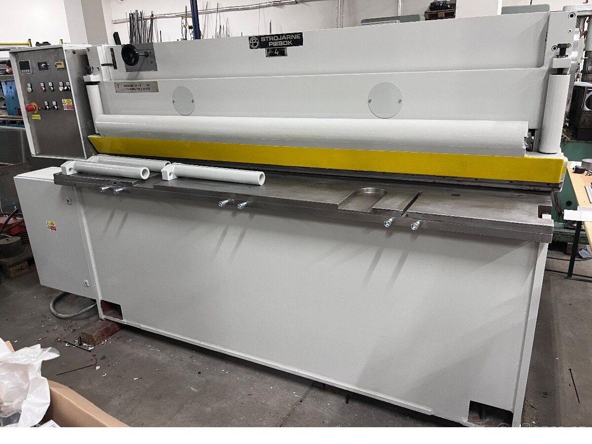 Cisaille guillotine hydraulique Strojarne Piesok NTC 2000/4