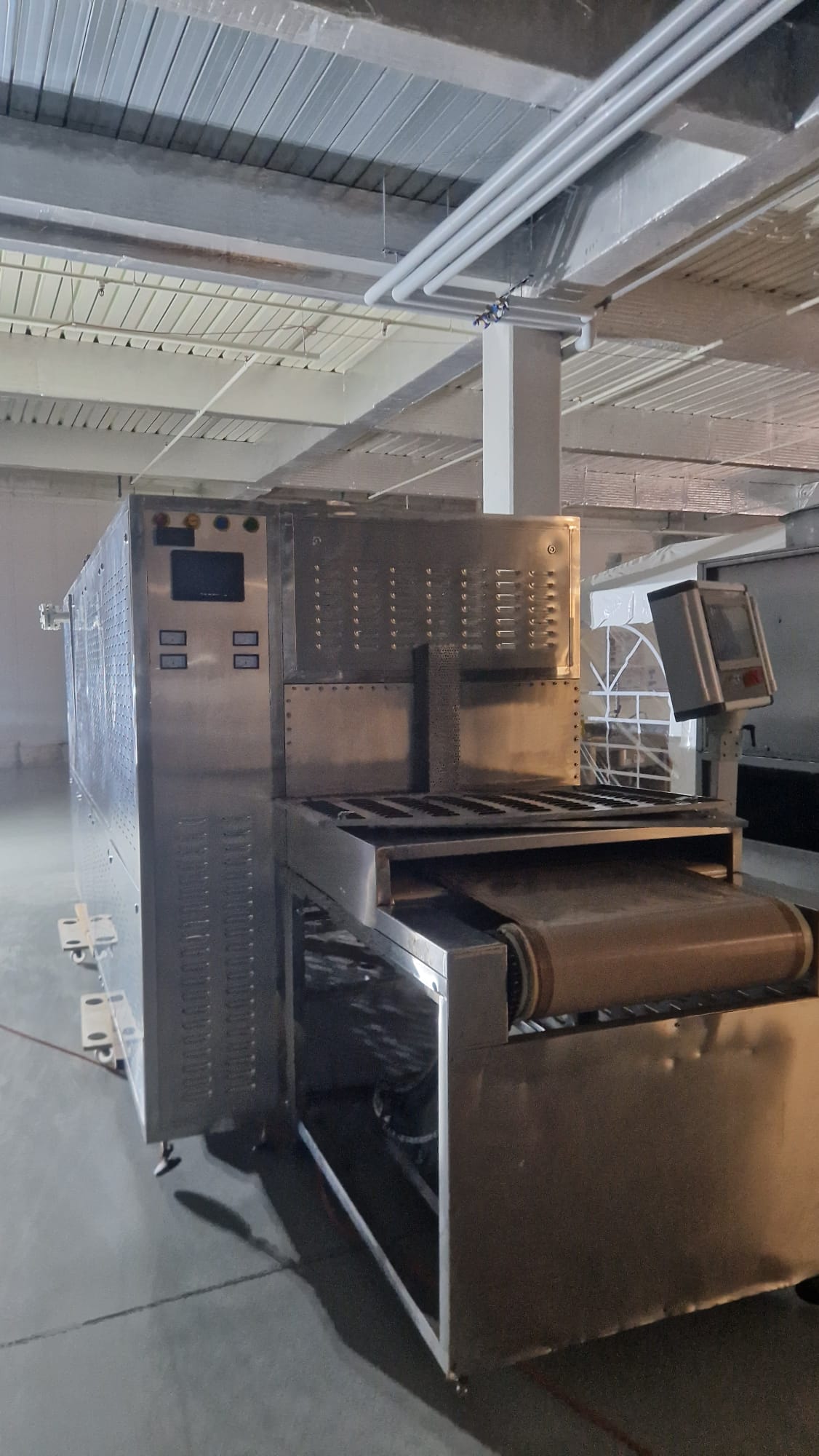 Tunnel de séchage micro-onde à bande – HM-40KW-A – 40 kW – PLC – Inox 304 –Suisse (Martigny)
