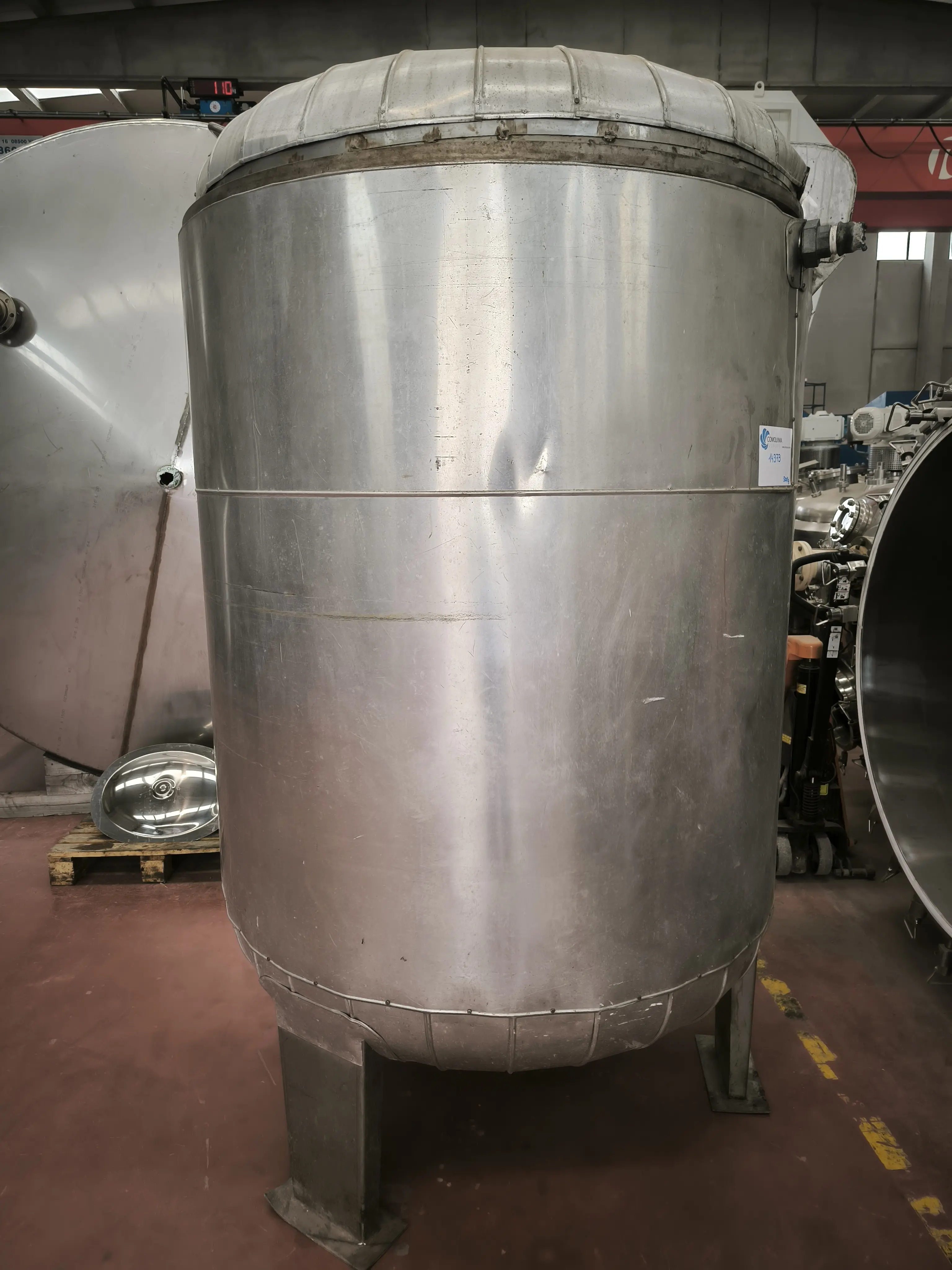 RÉSERVOIR EN ACIER INOXYDABLE CALORIFUGÉ 1.000 LITRES AVEC SERPENTIN INTERNE