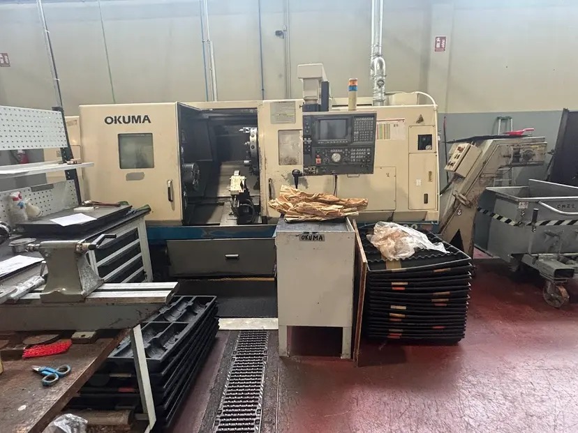 Tour cnc avec outils fixes OKUMA LB 400 d'occasion