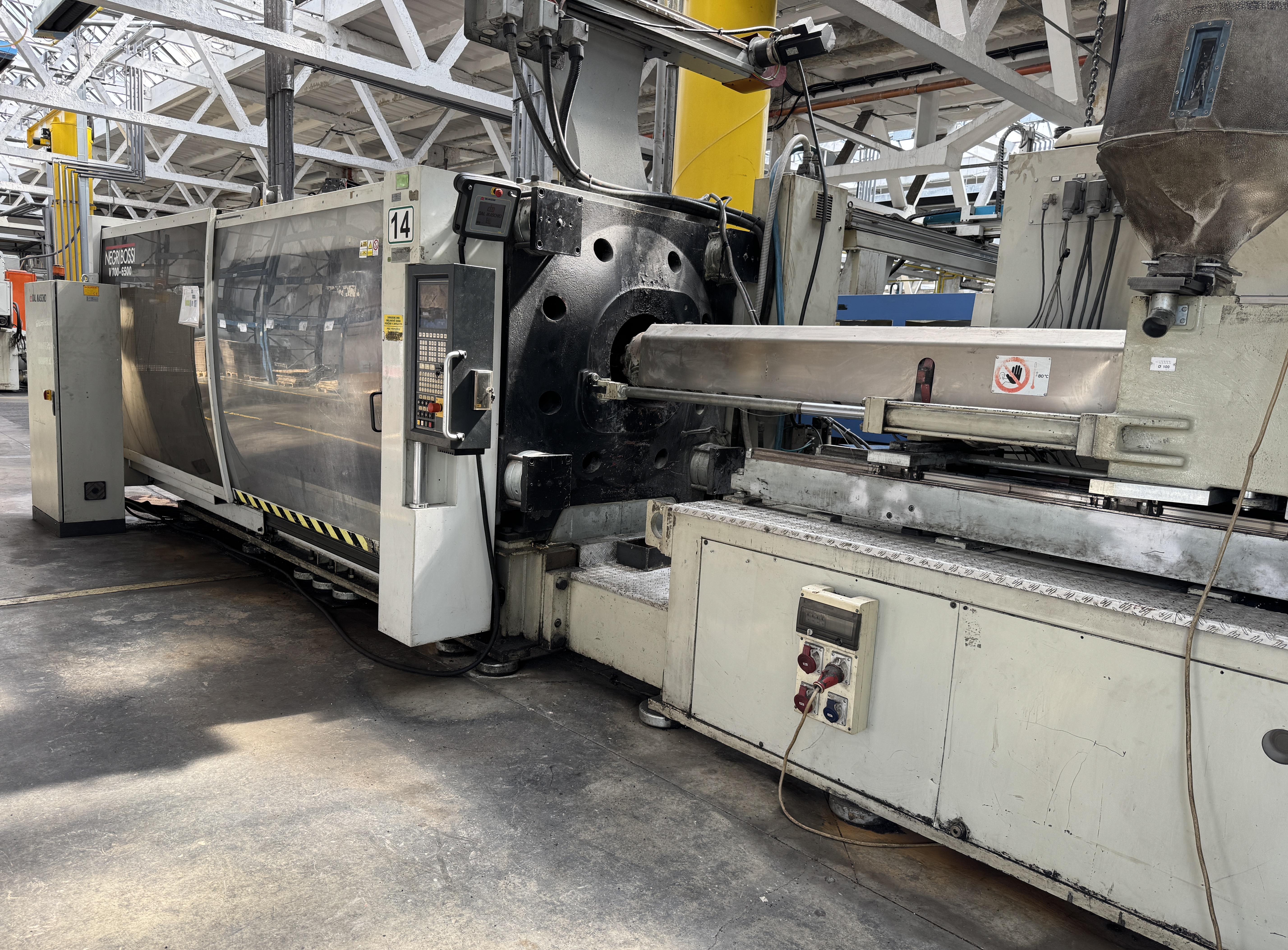Presse à injecter NEGRI BOSSI V 700-6500