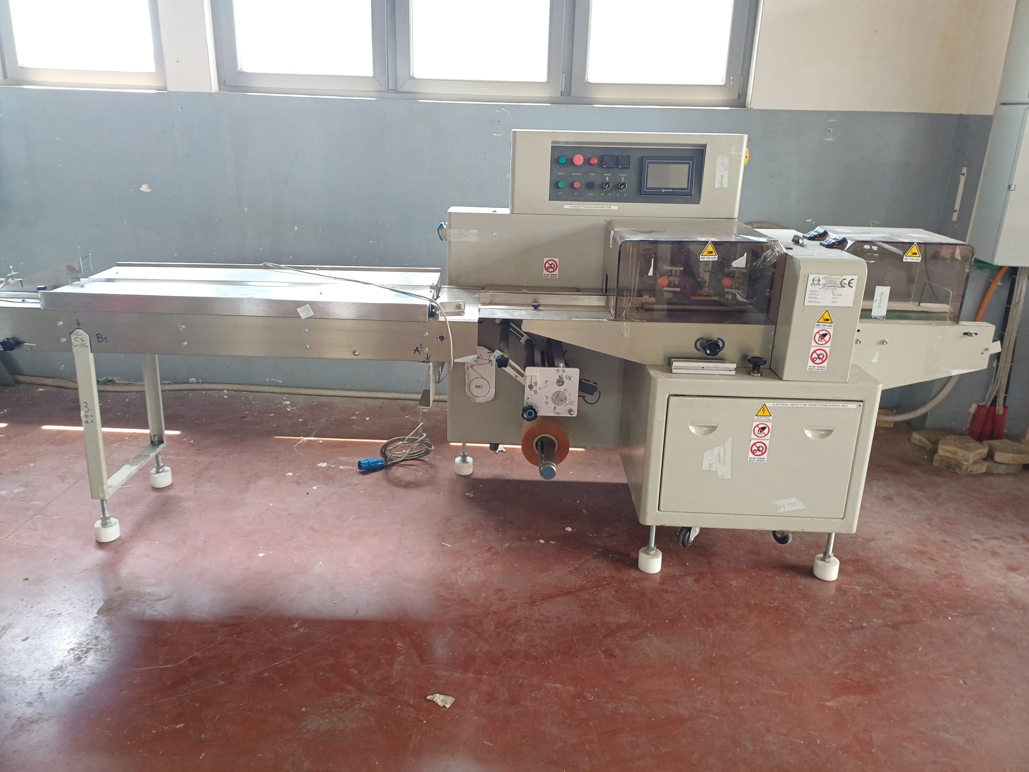 MACHINE D'EMBALLAGE HORIZONTALE DE TYPE FLOW PACK SMC 450X