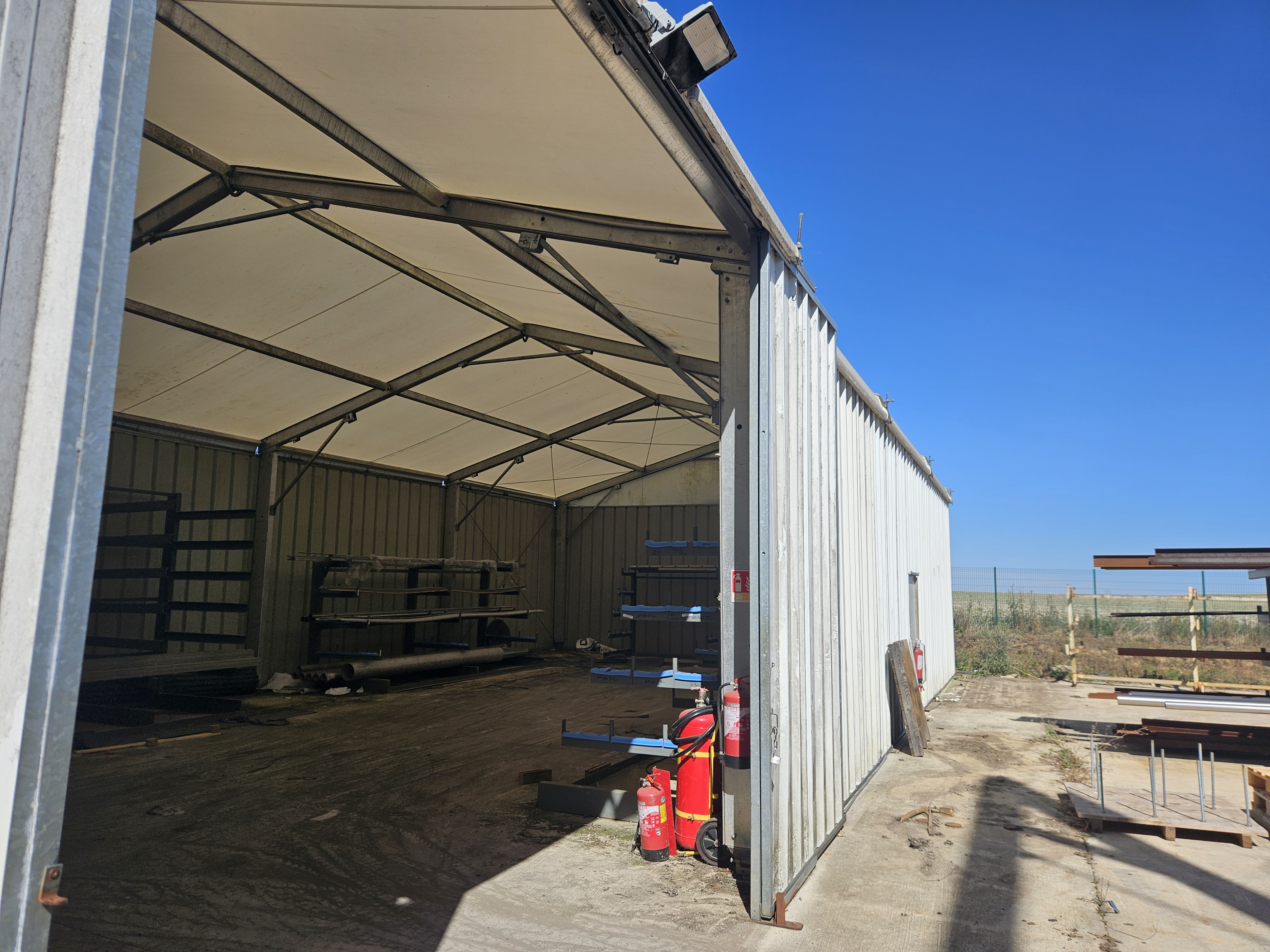 Chapiteau industriel de stockage démontable 55 × 10 m – env. 550 m² + racks