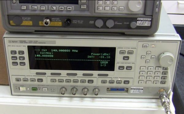 Générateur de signaux hyperfréquences Agilent 83620B