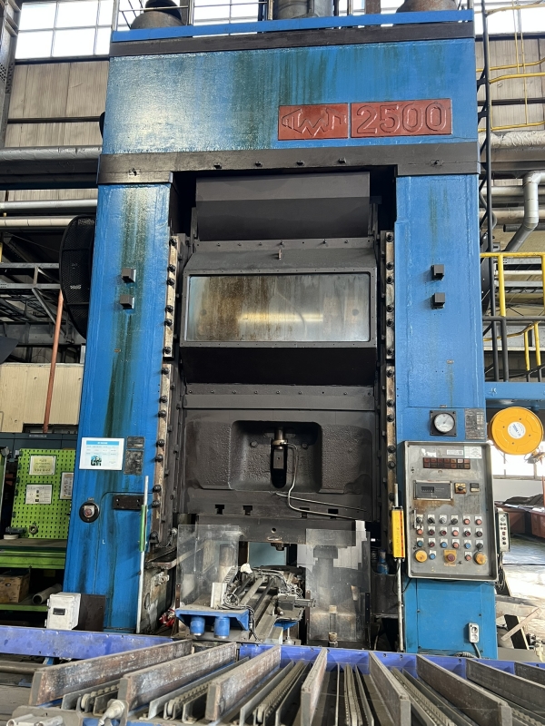 Presse à articulations de Voronej 2500 tonnes
