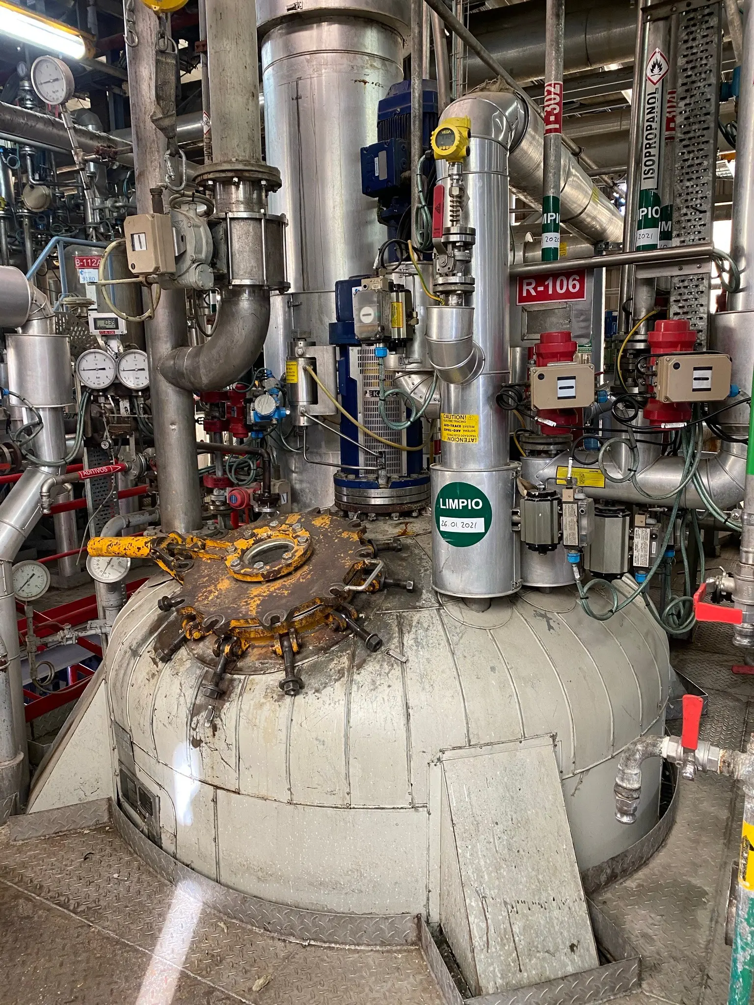 RÉACTEUR ET CHAMBRES AGUILAR INOX 316 7 000 LITRES AVEC AGITATION ET VESTE + COLONNE DE DISTILLATION D'OCCASION