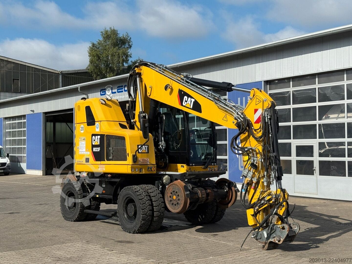 Mobile excavator CATERPILLAR M323F 4x4 Zweiwegebagger