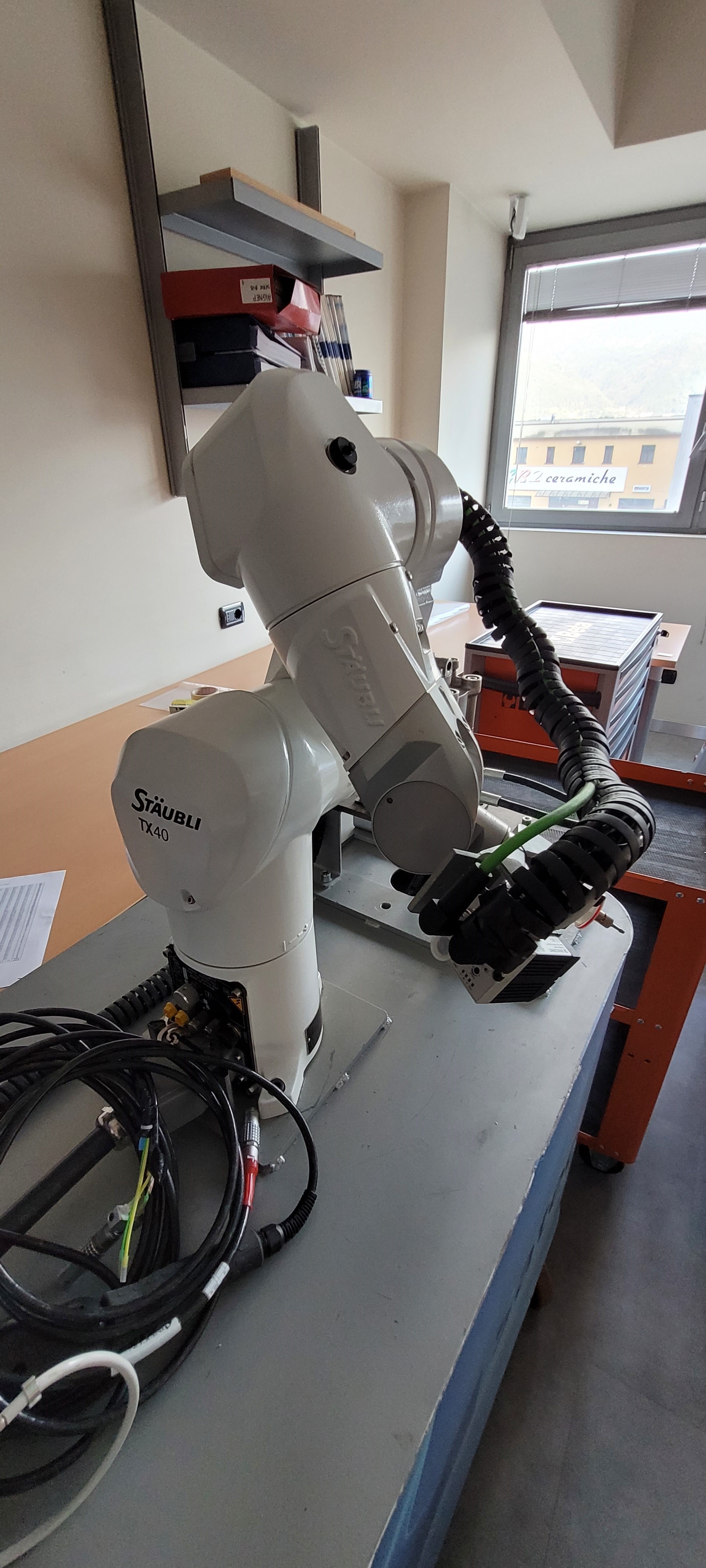 Robot industriel STAUBLI XT40 Faible nombre d'heures