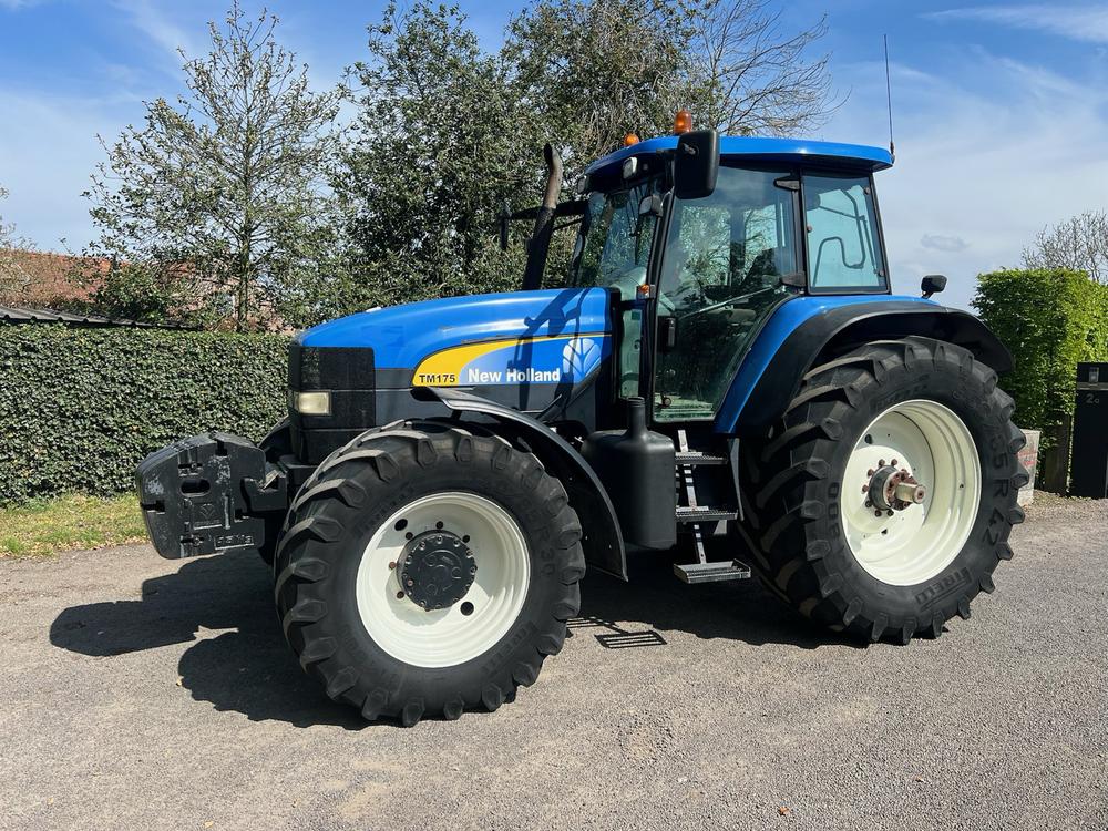 Machine agricole New Holland TM175