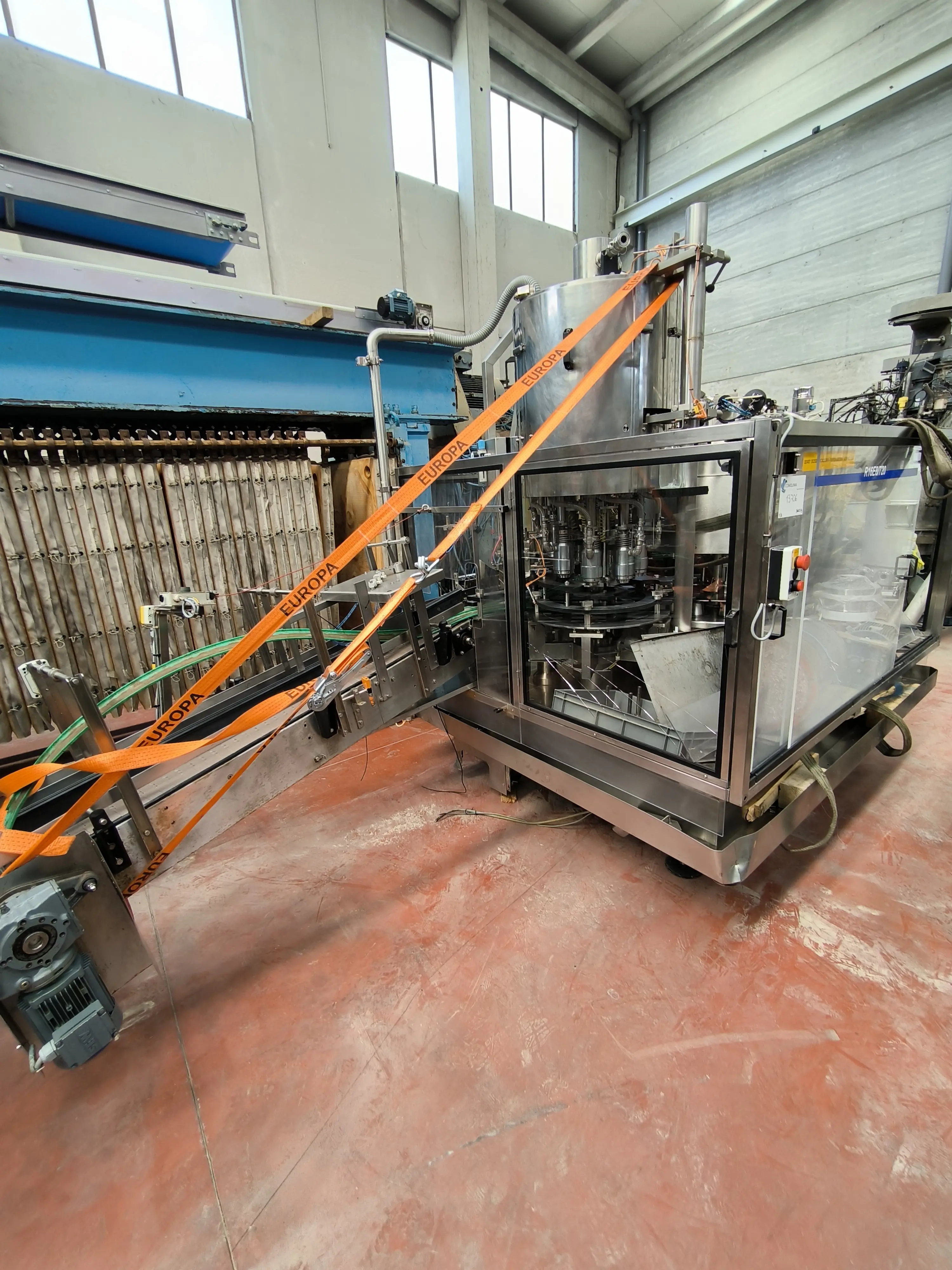 REMPLISSEUSE-BOUCHEUSE DE LIQUIDES SERAC R16E8/720 AVEC BOL VIBRANT ADV DI10