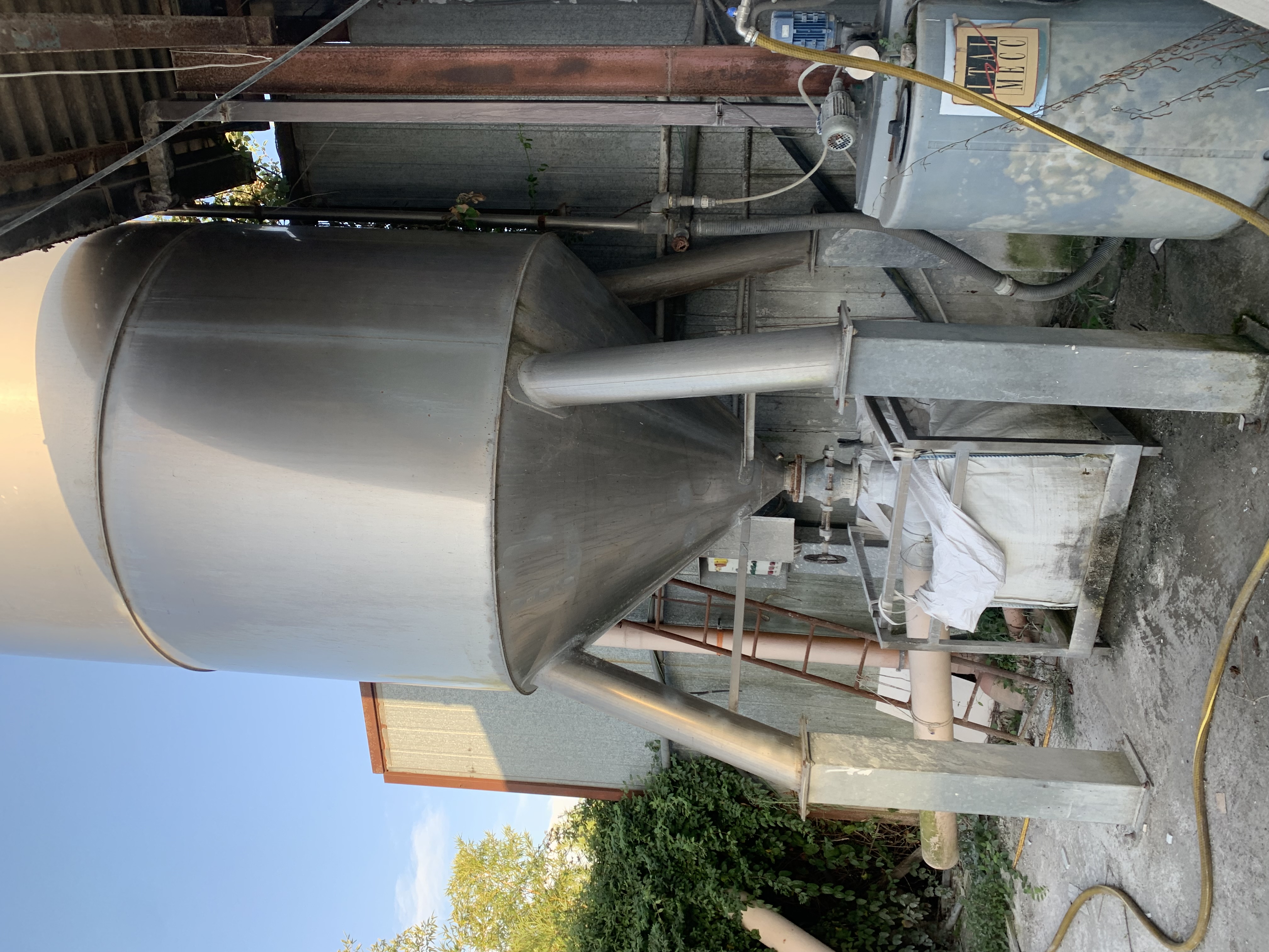 Silos de décantation des eaux usées de 6 m de hauteur, en acier, avec réservoir supplémentaire pour floculant, équipés d'un tableau électrique et d'un porte-sacs en toile