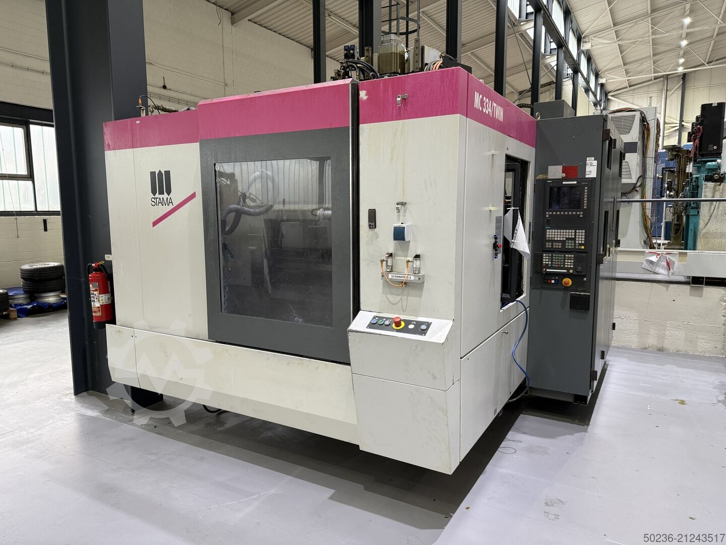 Vertical CNC machining center Stama MC334