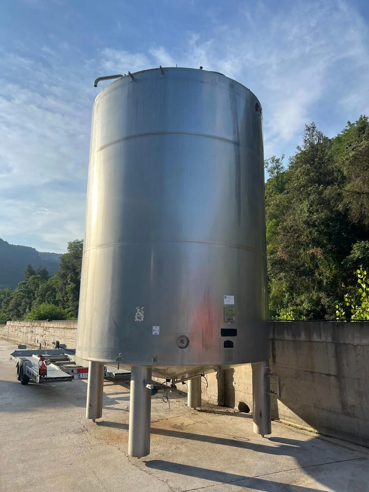 RÉSERVOIR EN ACIER INOXYDABLE 304 25.000 LITRES AVEC AGITATION ET CALORIFUGEAGE HERMÉTIQUE