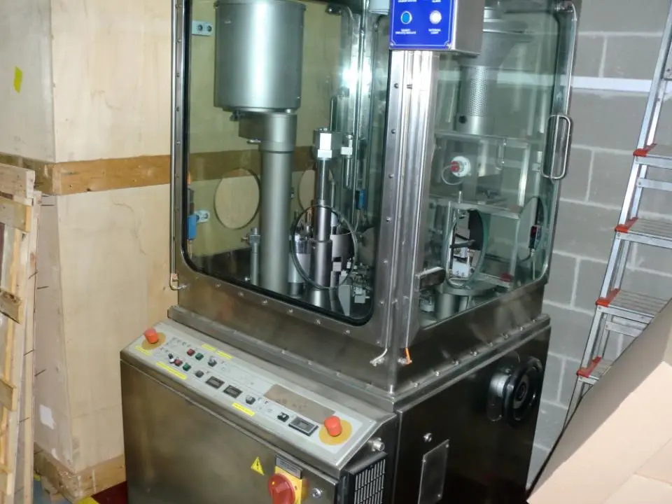 MACHINE DE REMPLISSAGE ET DE FERMETURE DE CAPSULE DE GÉLATINE DURE D'OCCASION