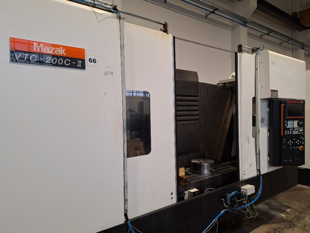 Centre d'usinage à montant mobile Mazak VTC 200 CII d'occasion