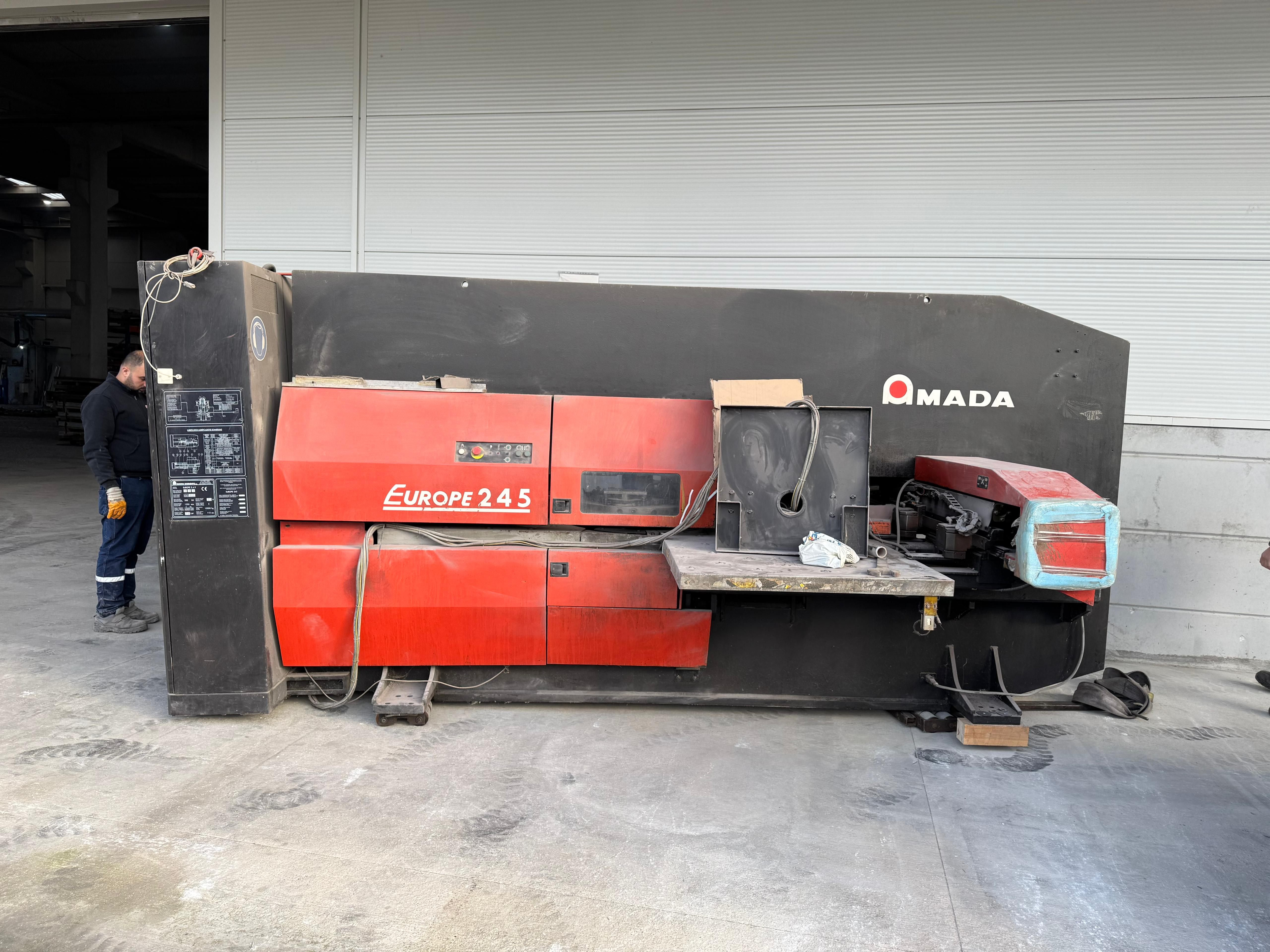 Poinçonneuse à cnc Amada Europe 245