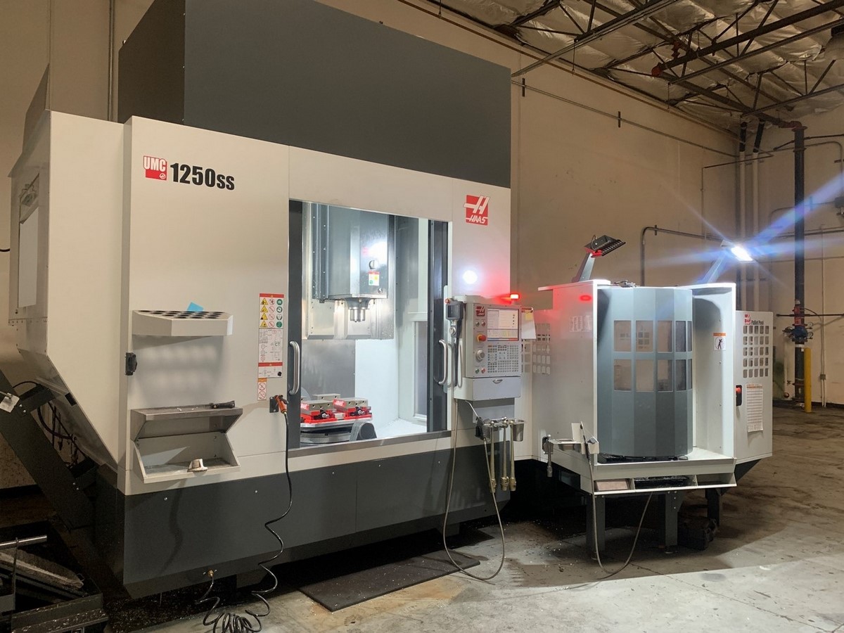 Centre d'usinage 5 axes Haas UMC-1250SS Faible nombre d'heures