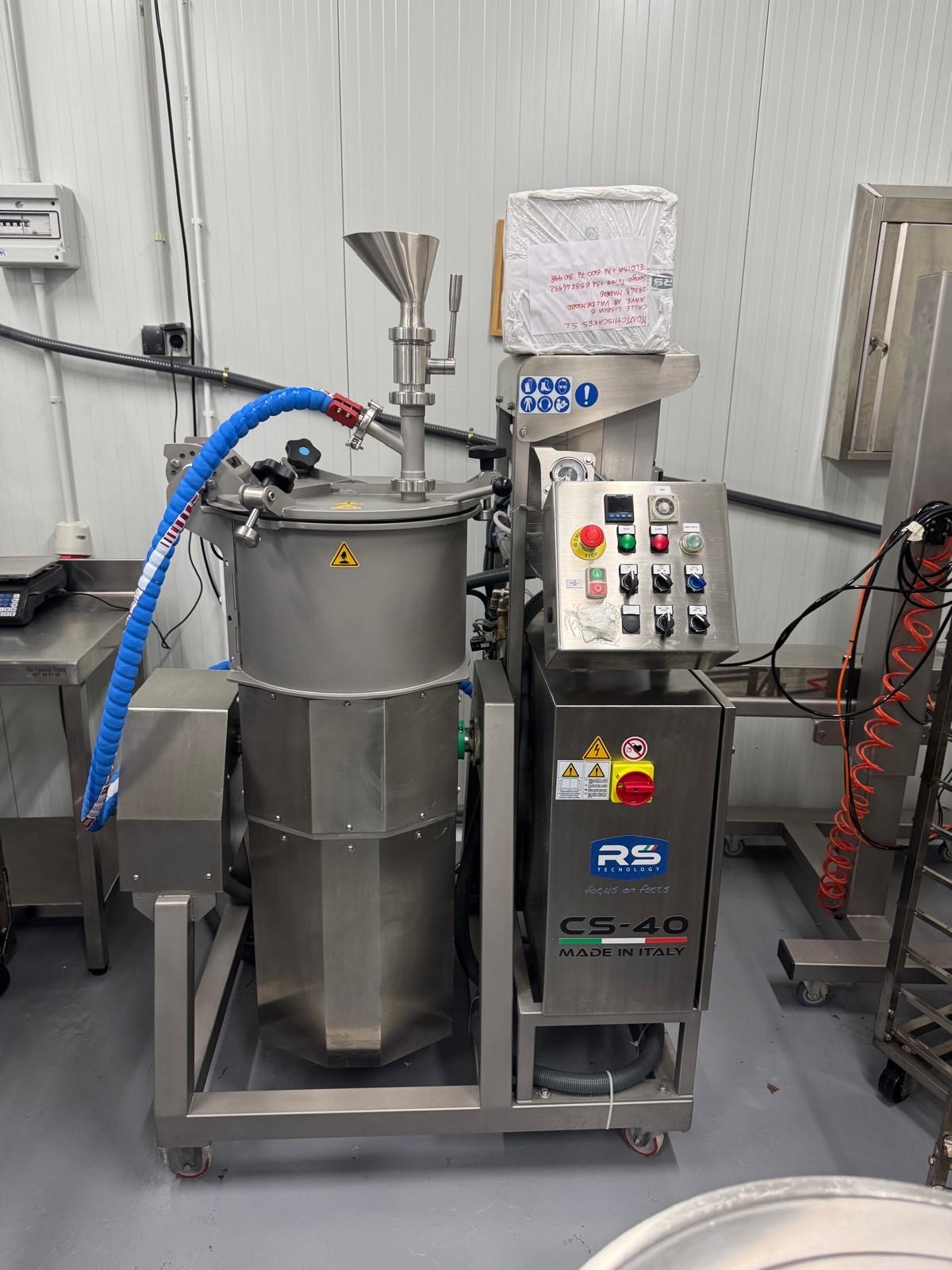 RS TECHNOLOGY RS 40 CUTTER 40 L. Robot multifonction de préparation alimentaire Faible nombre d'heures