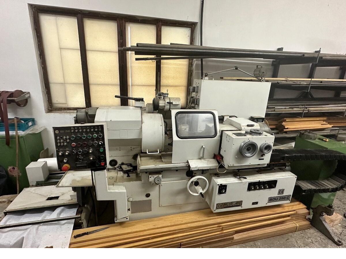 Rectifieuse cylindrique ČZ Strakonice BDU 250 C