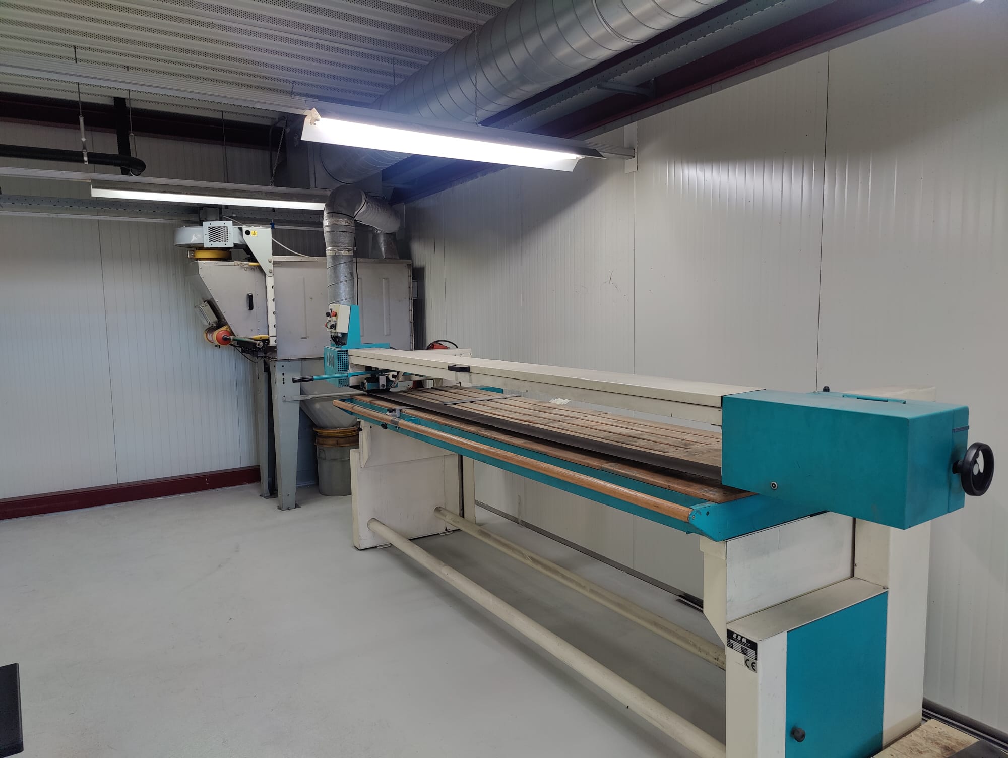 Machine de tôlerie KBM LB30M