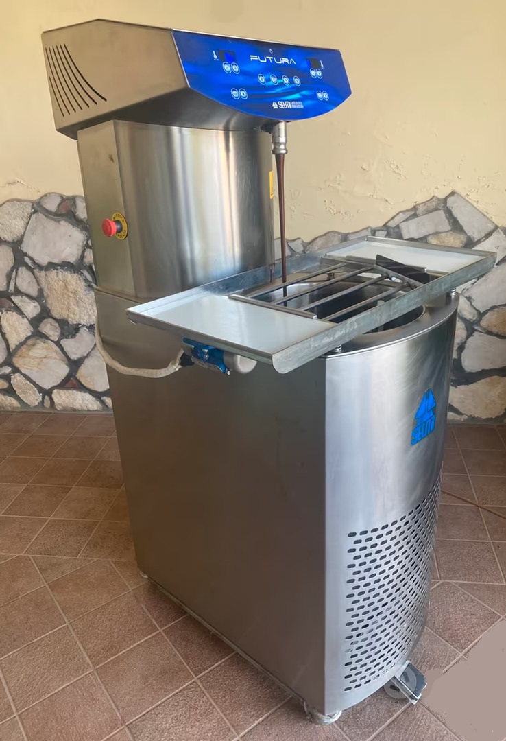 Machine à tempérer le chocolat Selmi Futura Ex avec tapis d'enrobage RS200