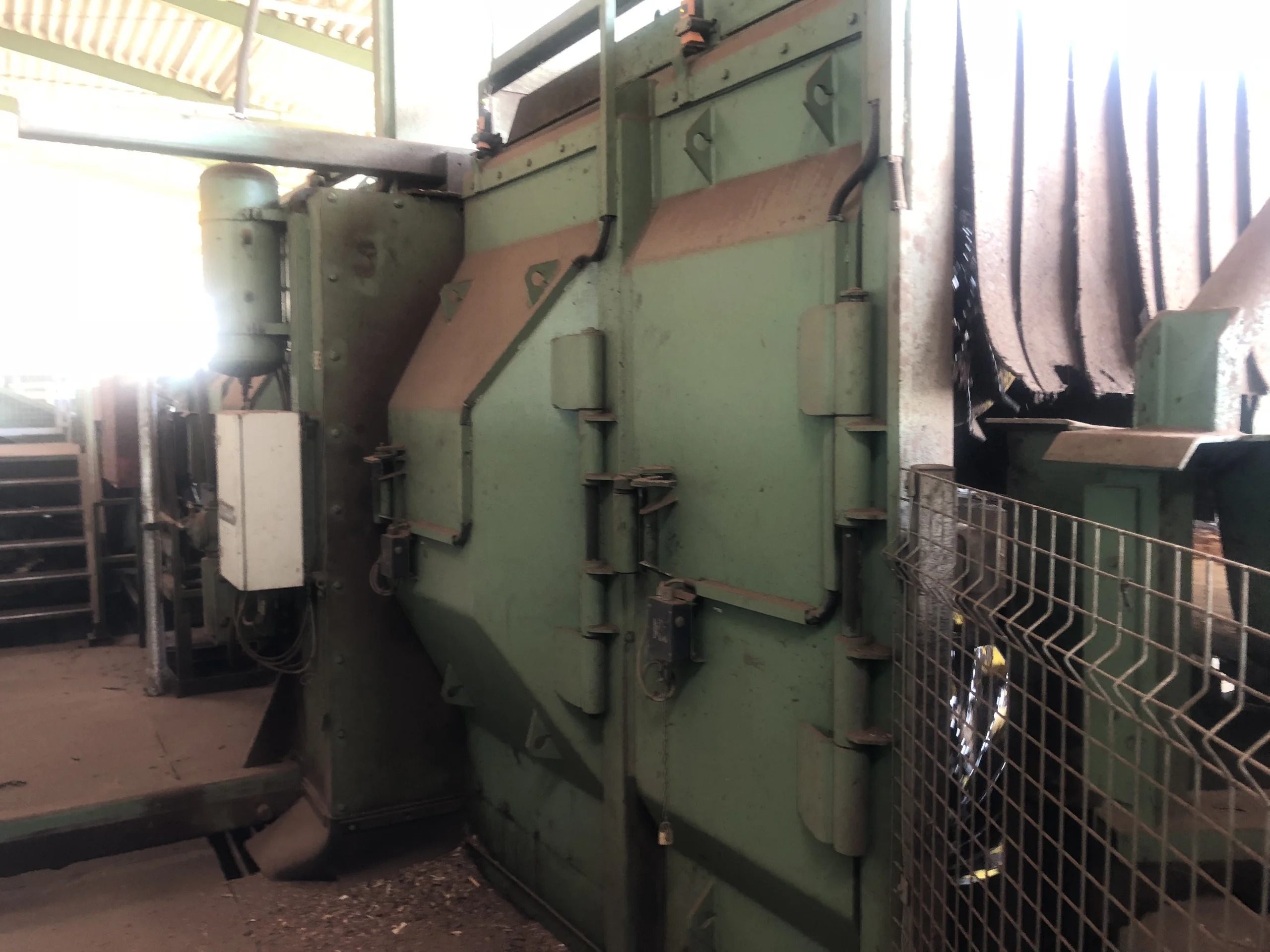 Machine de traitement de l’écorce et des grumes VALON KONE VK5068