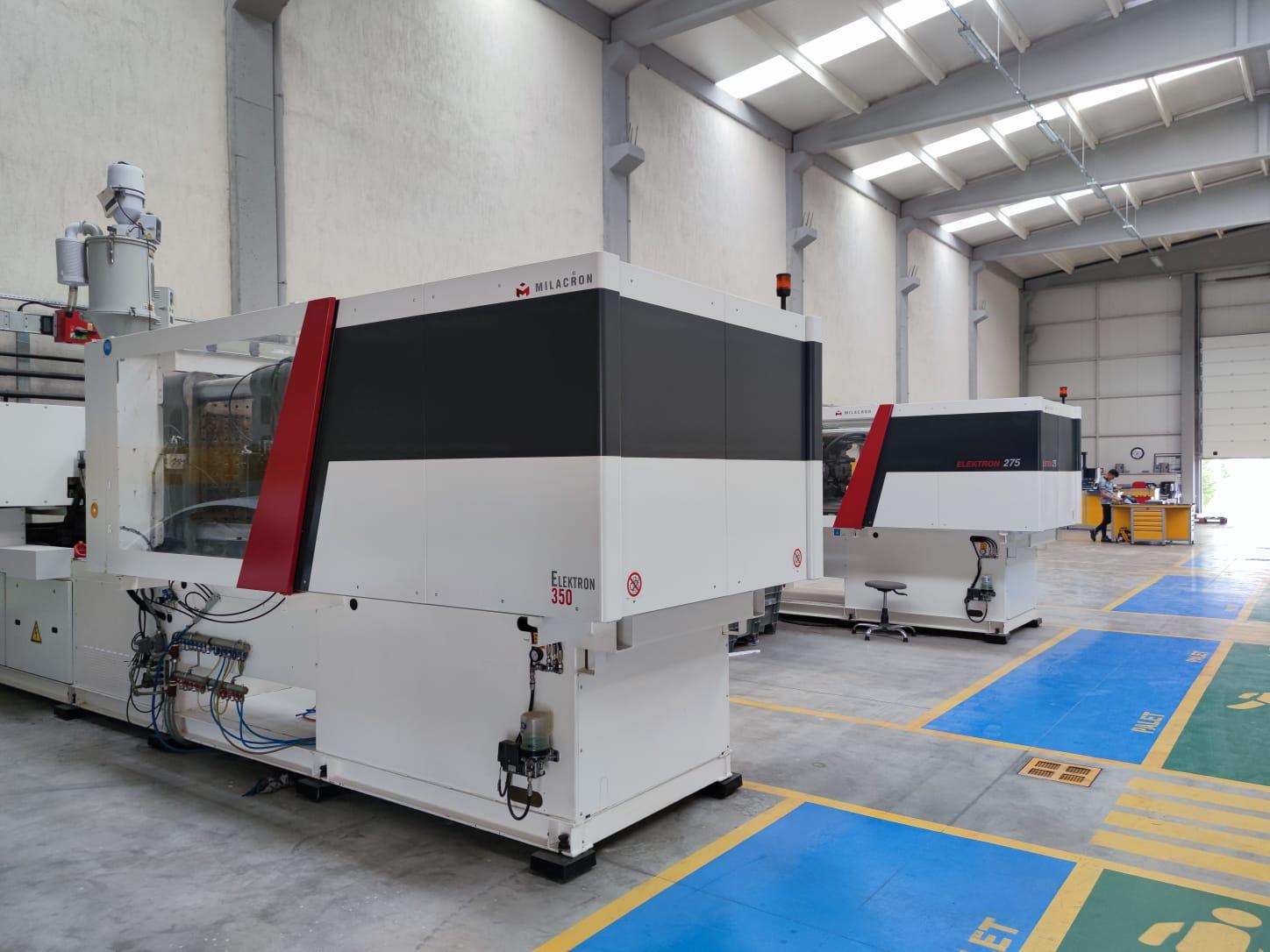ELEKTRON 350 / 275 2016 Milacron Elektron 350T + 275T Ligne complète de moulage par injection Faible nombre d'heures