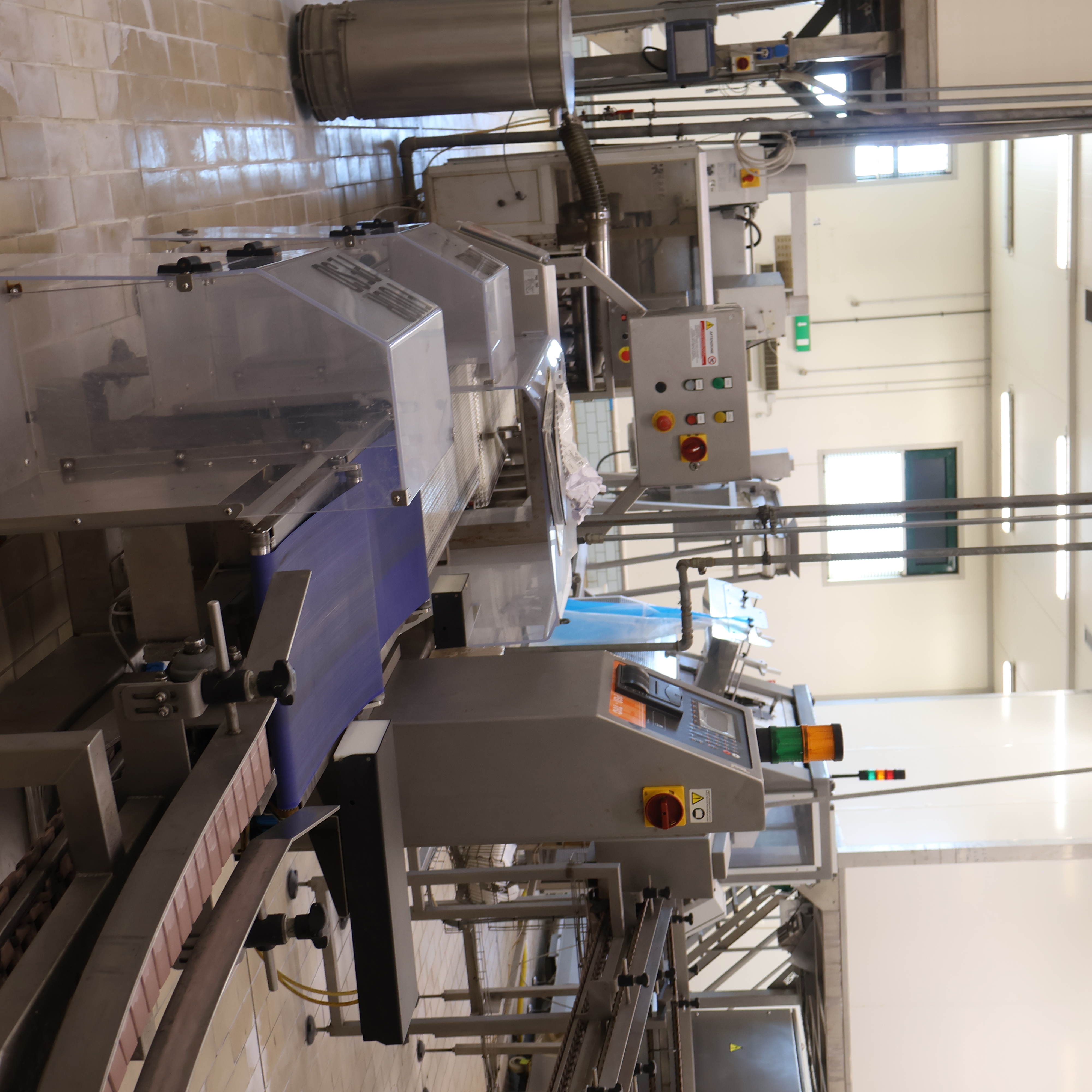 Ligne de conditionnement horizontale et verticale à 3 barquettes pour produits en étui - Sealed Air - ULMA TFS/TFE