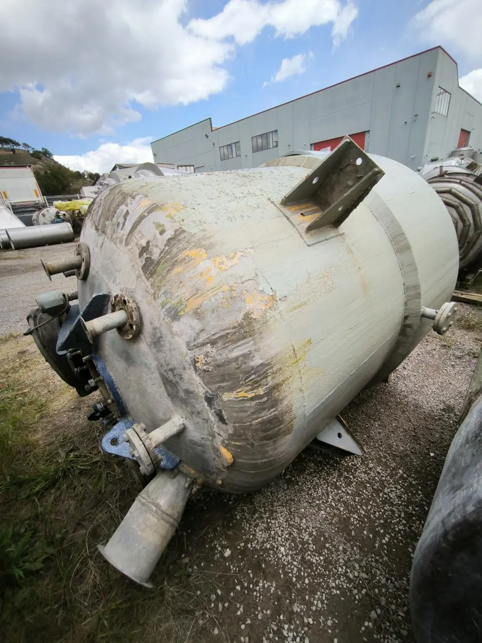 RÉACTEUR EN ACIER INOXYDABLE 3000 LITRES AVEC ENVELOPPE INFÉRIEURE EN FER